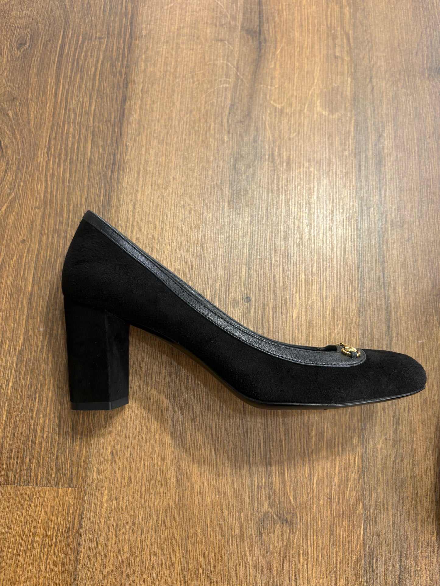 Gucci décolleté in suede nero con morsetto dorato