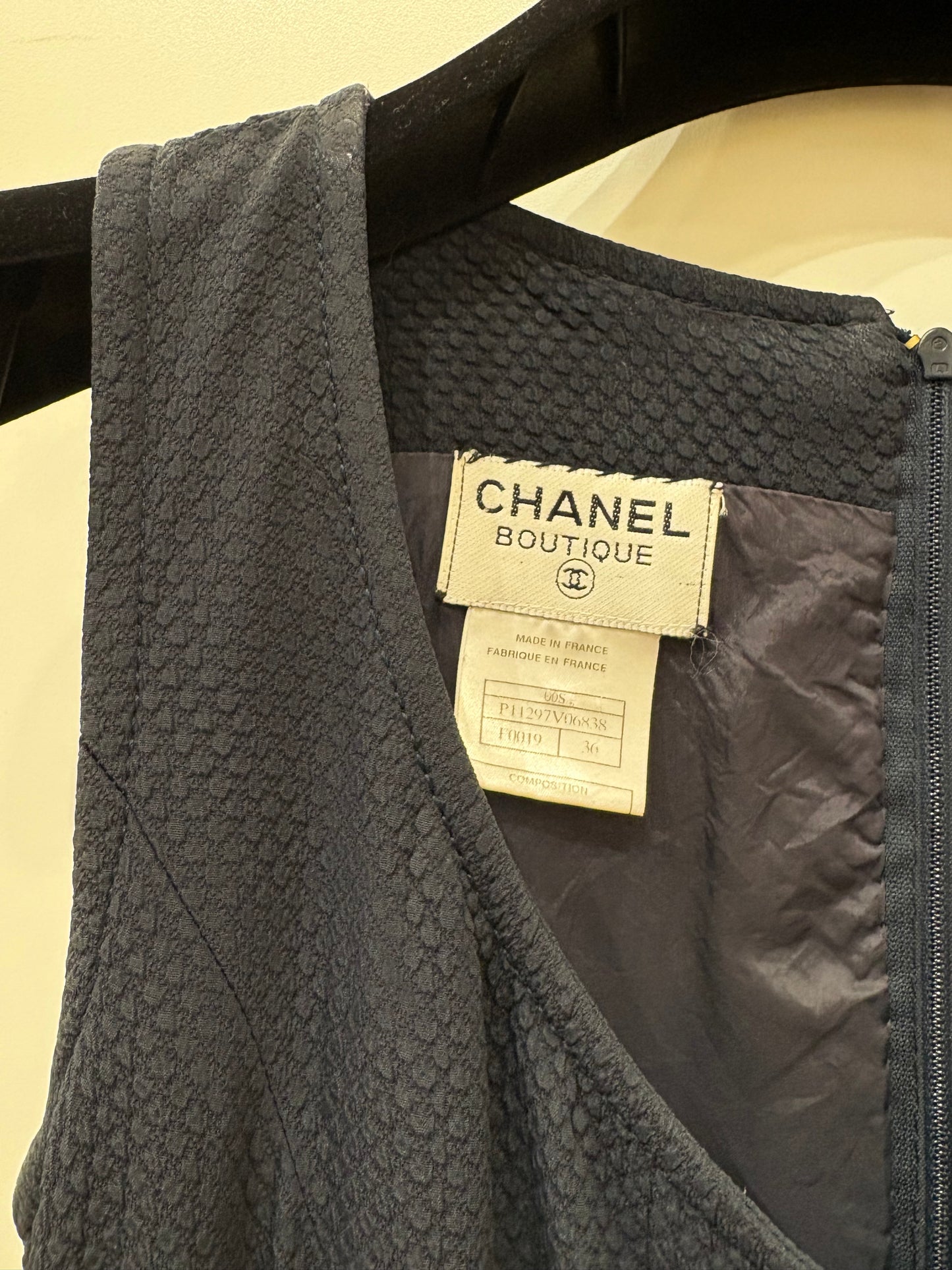 Chanel abito blu bottoni madreperla logo