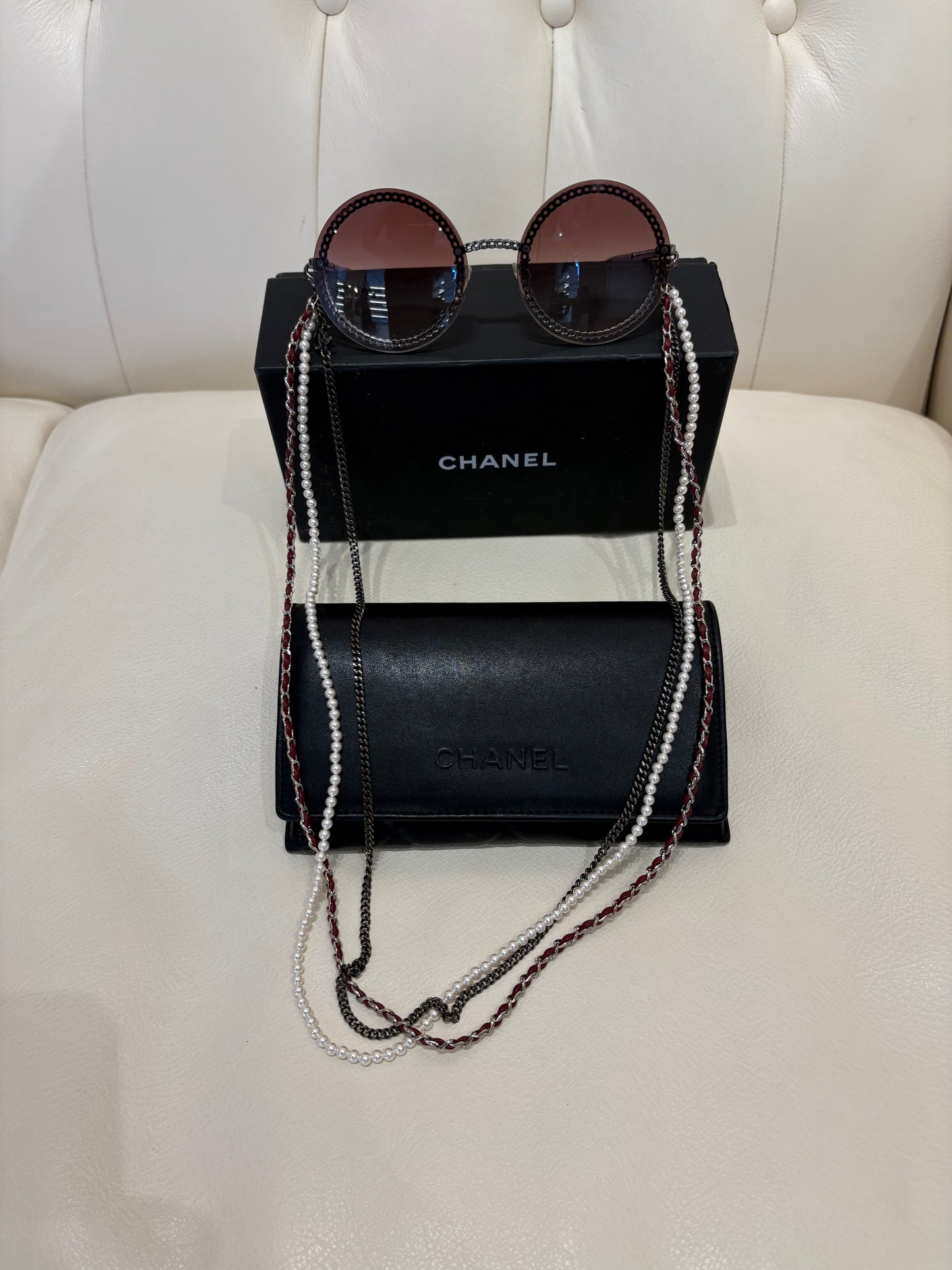 Chanel occhiali da sole round catene pelle e perle lenti rosa sfumate