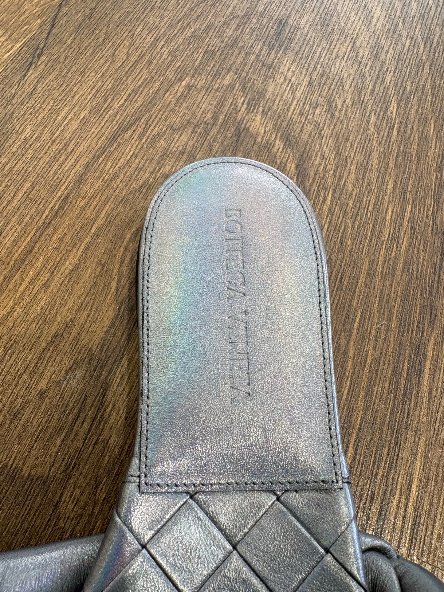Bottega Veneta Sandali Flat Lido in Pelle Intrecciata Oyster Metallic 36. Nuovo