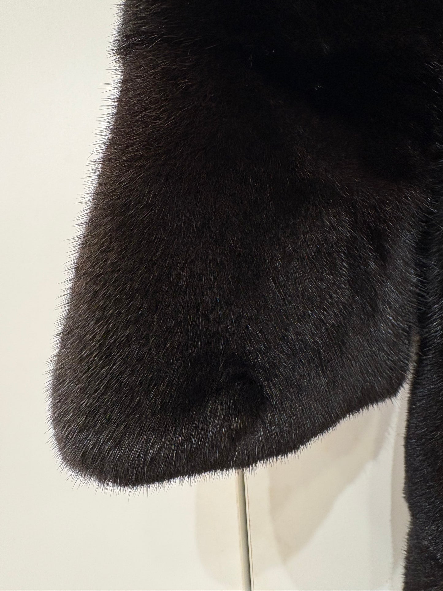 Visone nero avvitato taglio orizzontale