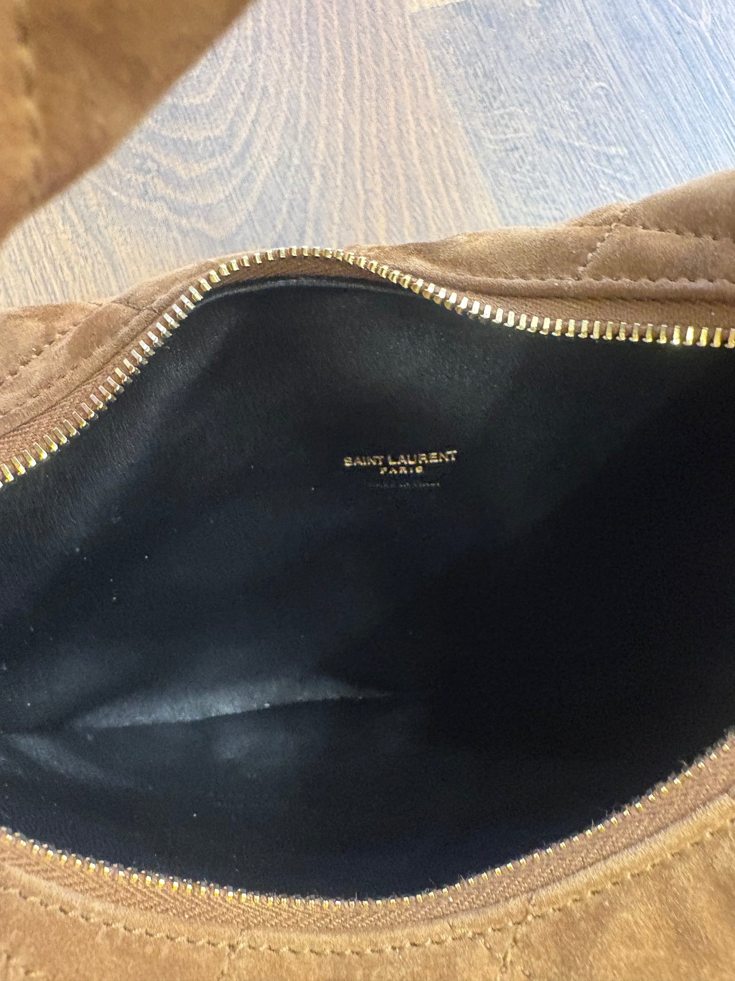 Saint Laurent Icarino piccola borsa a mano in suede caramel cognac. Nuovo
