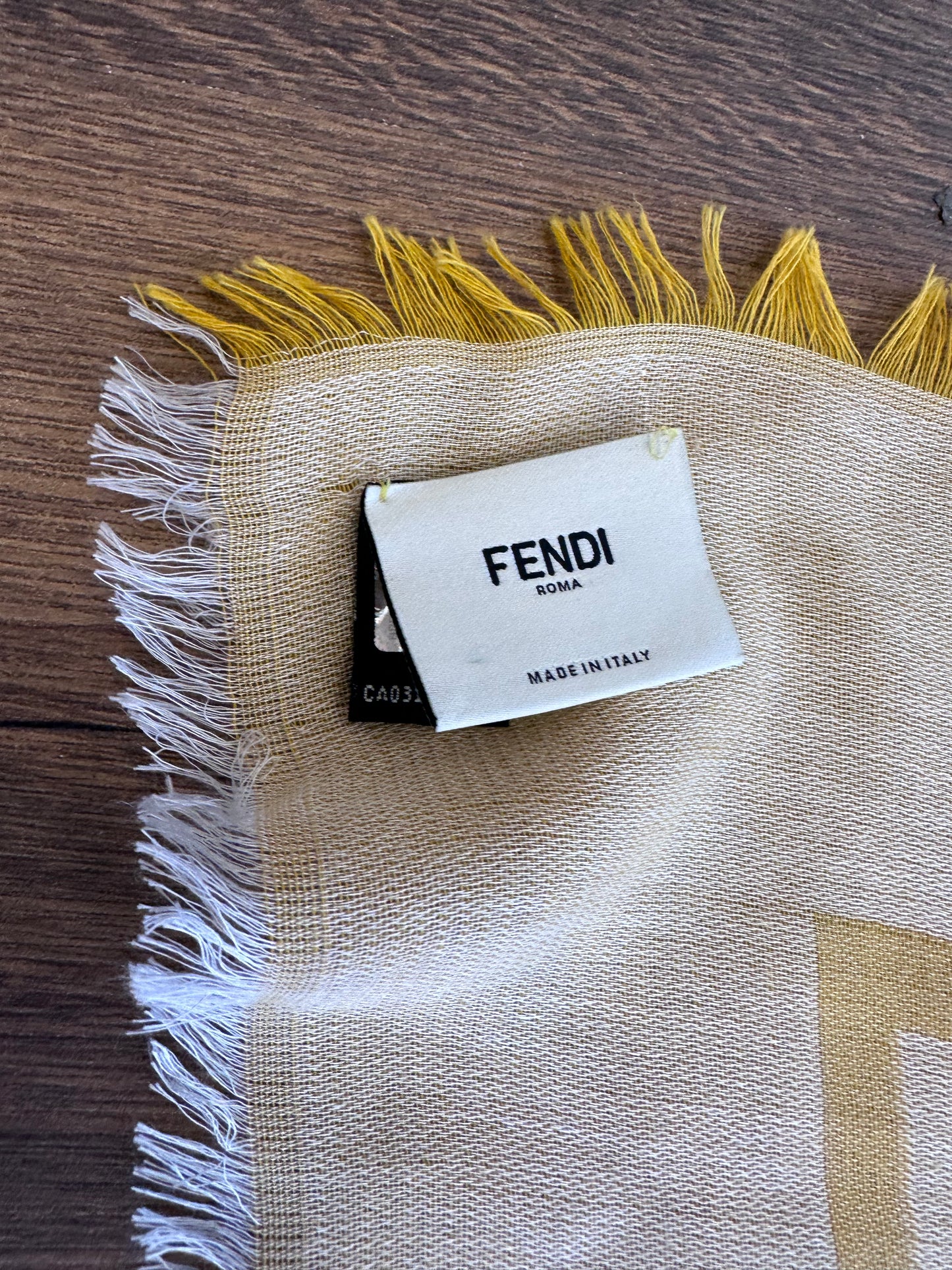 Fendi maxi stola in cotone monogram giallo