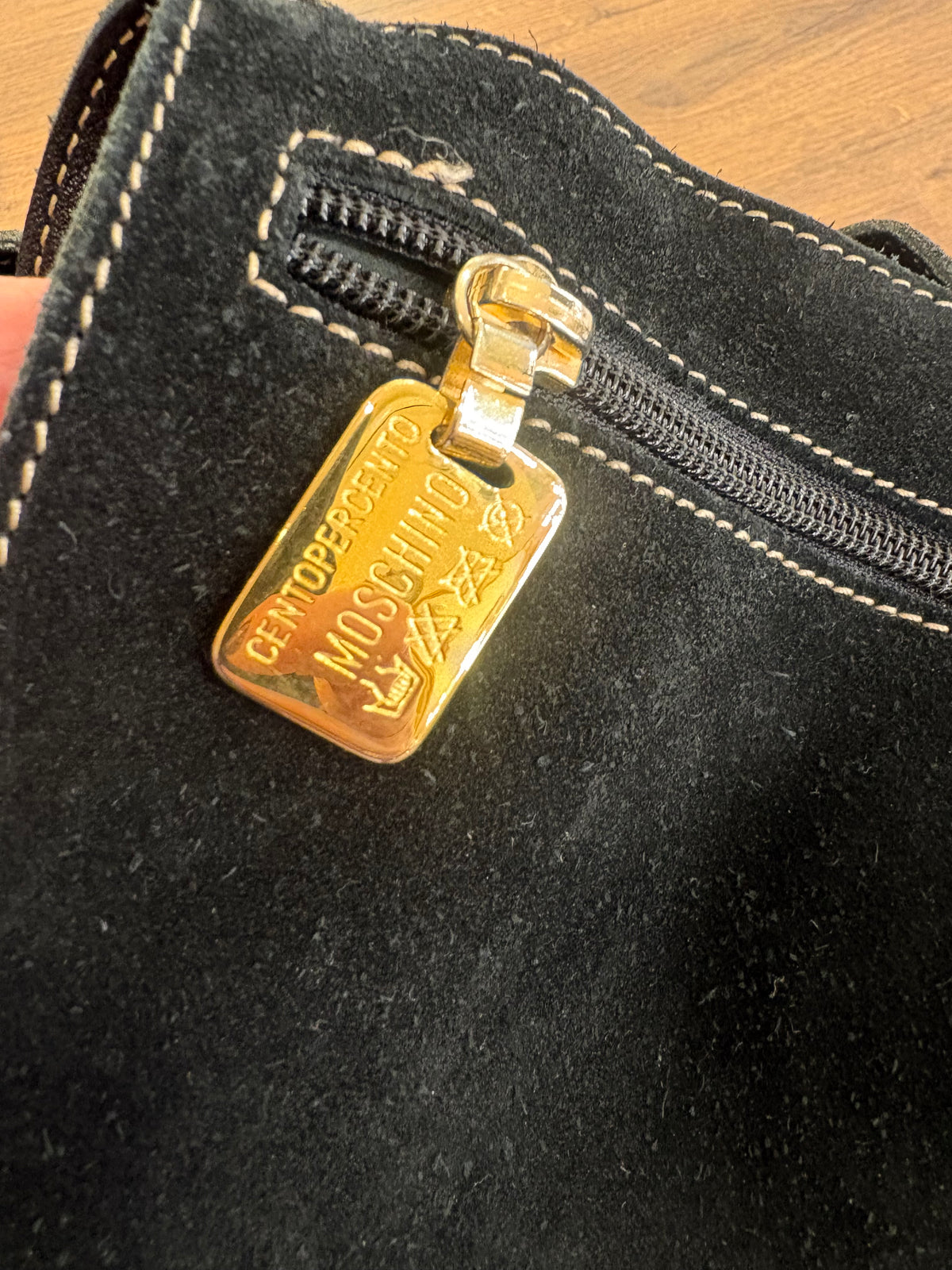 Moschino secchiello in suede nero metallo dorato . Vintage