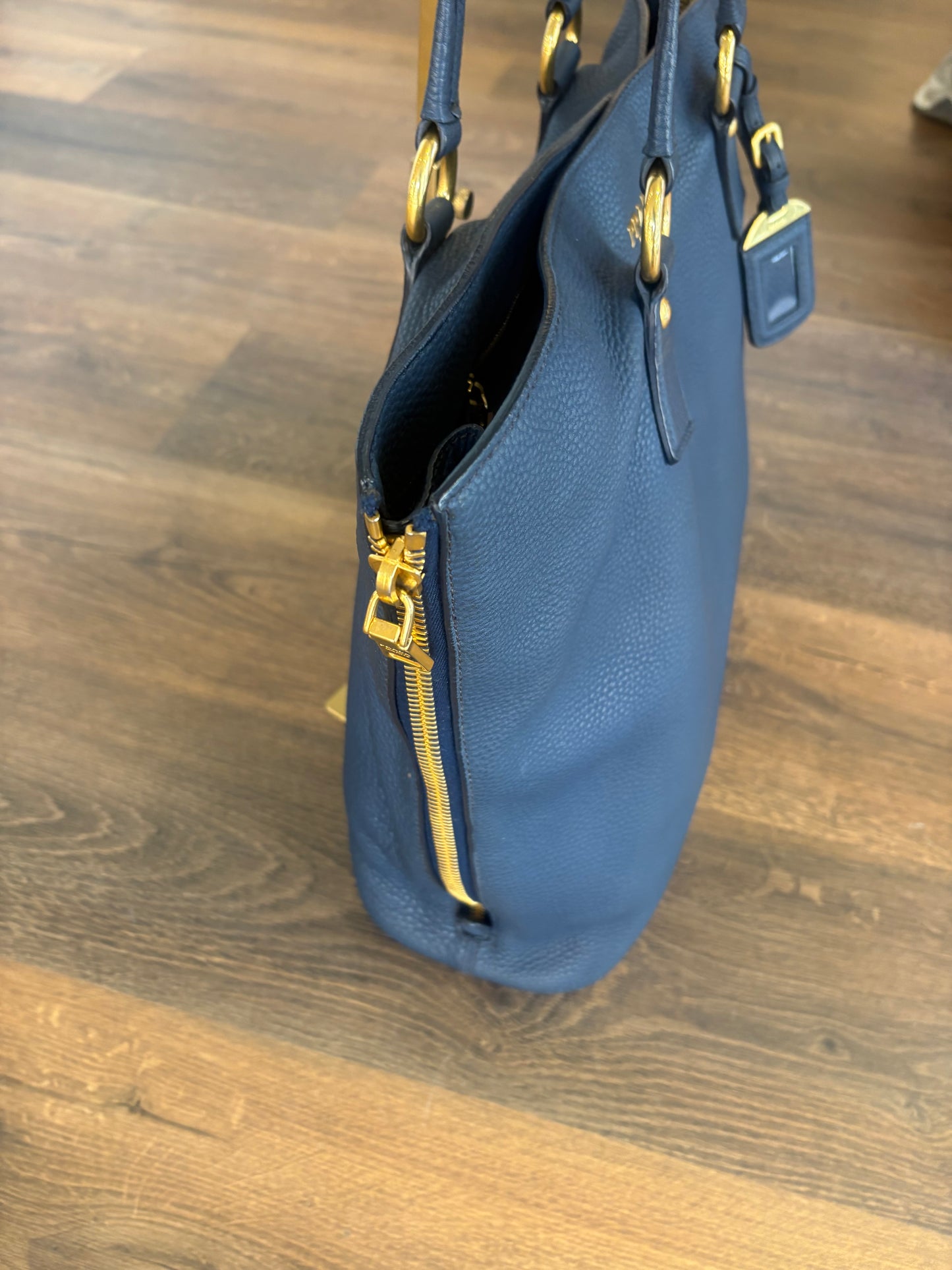 Prada tote bag pelle di daino martellata  blu cobalto