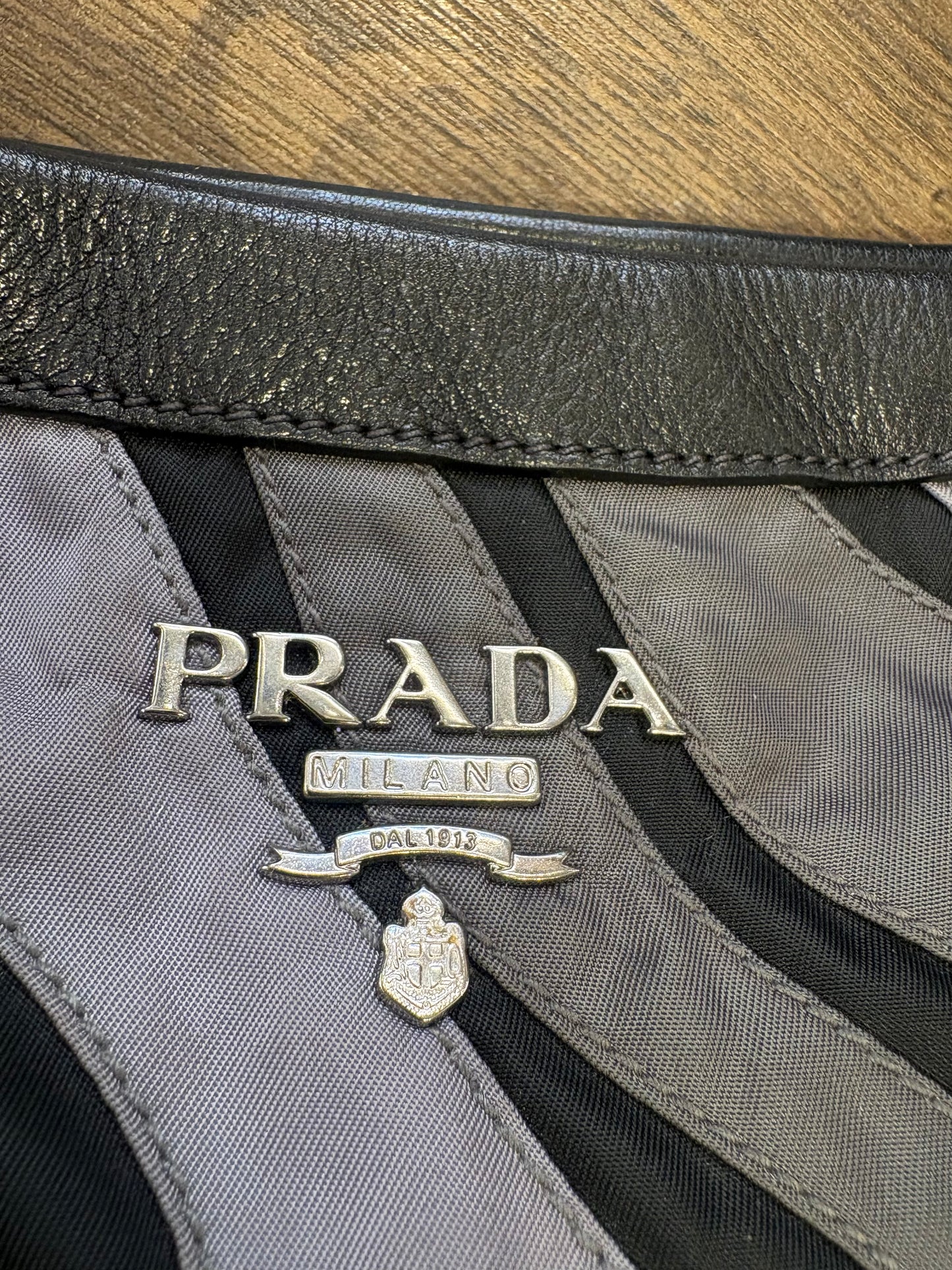 Borsa Tote Vintage Prada Waves in Nylon Tessuto e Pelle Nappa con Manici a Catena