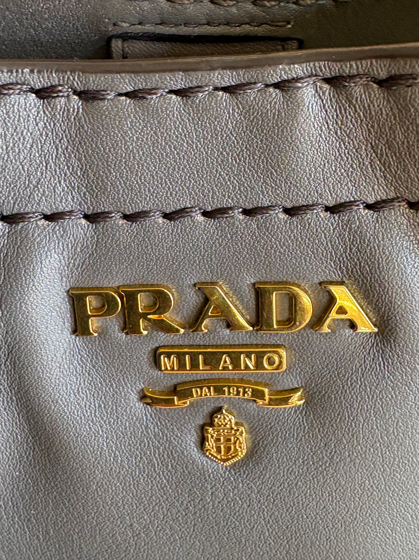 Prada   Borsa a Spalla Manici in Pelle Vitello Phenix Grigio Argilla
