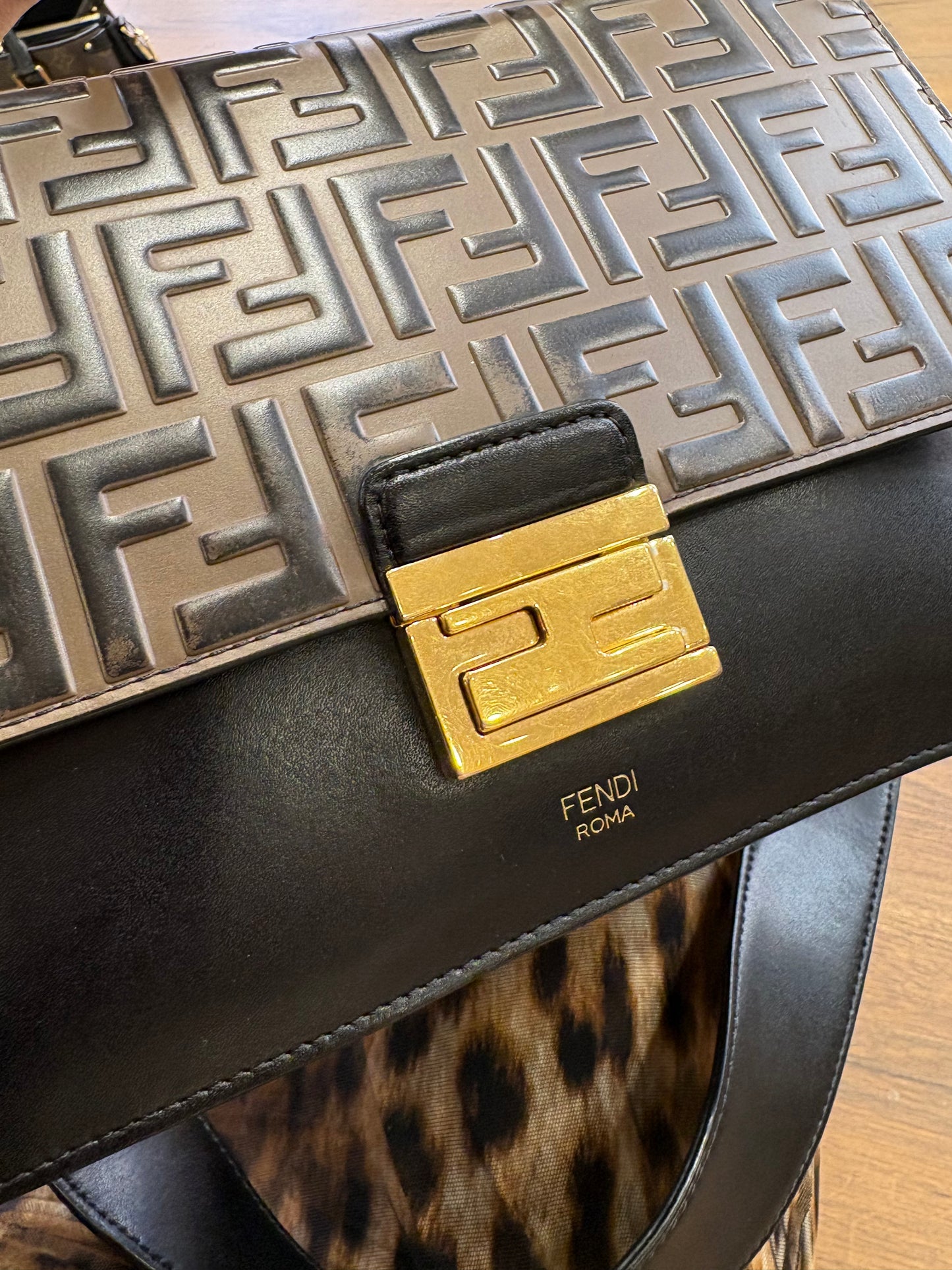 Fendi Kan U Medium in Vitello Liberty Bi-Color con Patta Goffrata FF