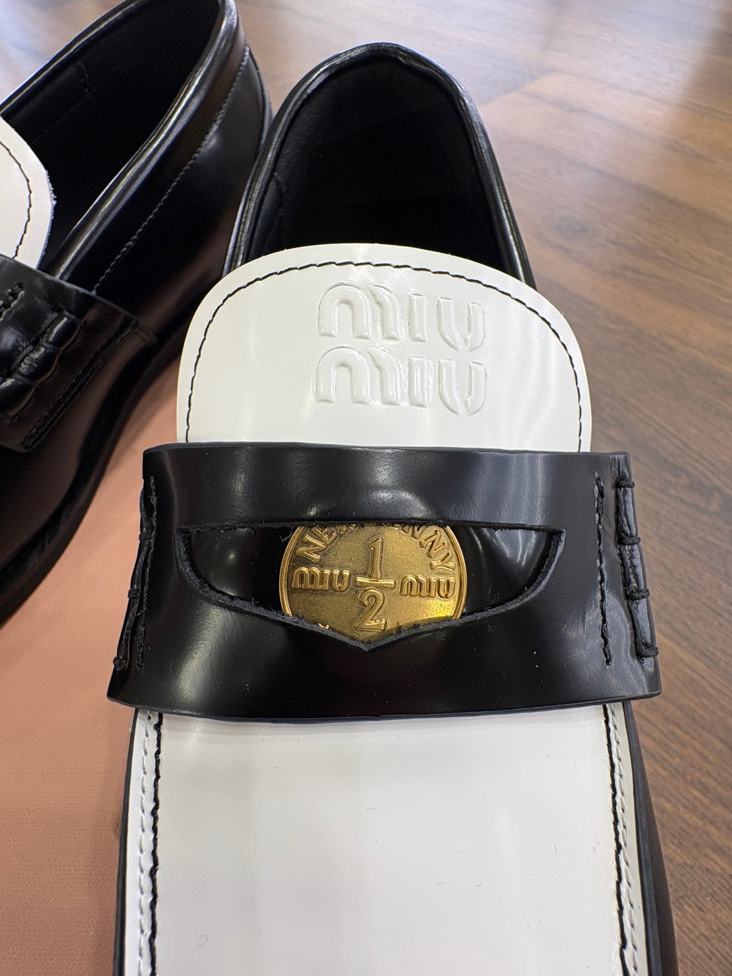 Miu Miu Mocassini Penny  in Pelle Spazzolata Bicolore Bianco e Nero N.37 (Nuovi con Box)