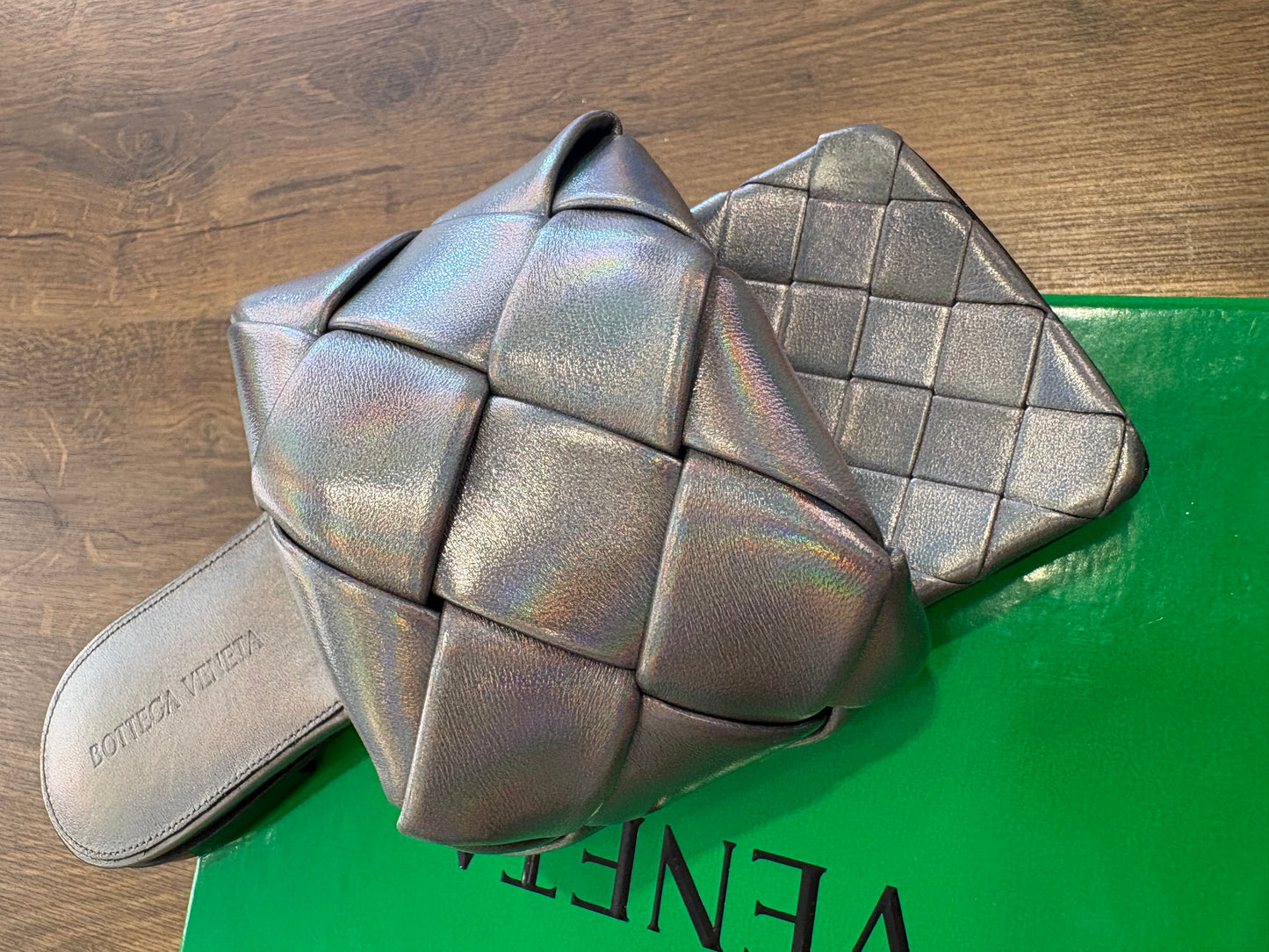 Bottega Veneta Sandali Flat Lido in Pelle Intrecciata Oyster Metallic 36. Nuovo