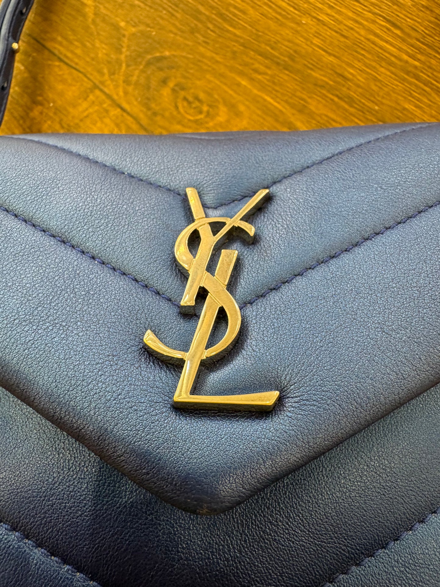 Ysl Loulou Toy in pelle matelasse’ azzurro metallizzato. Nuovo