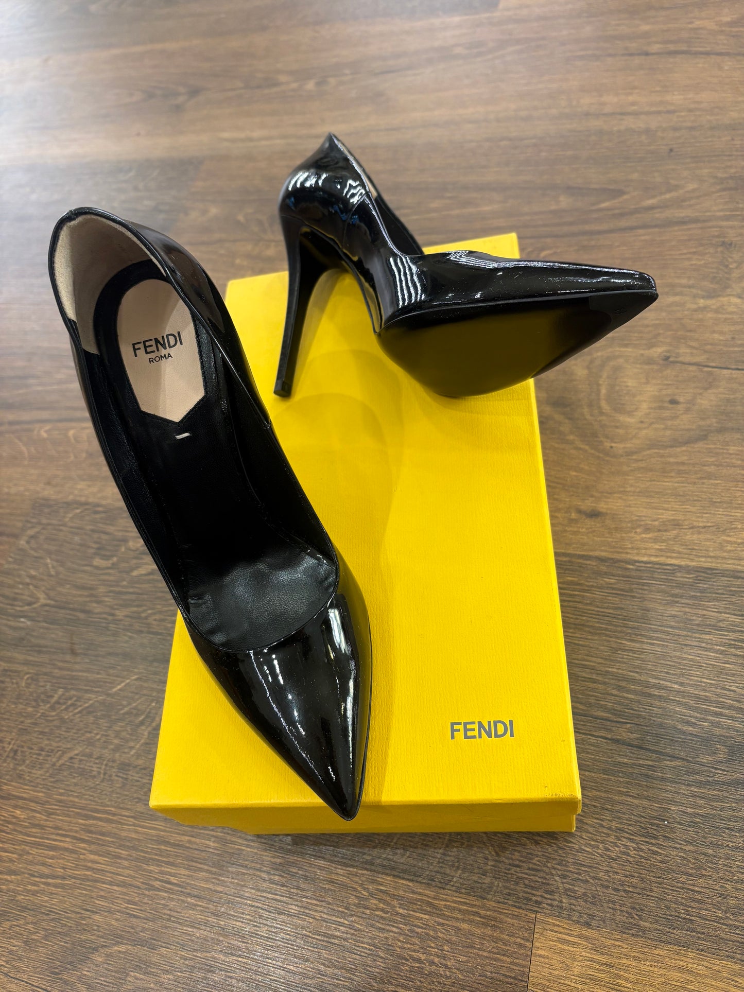 Fendi décolleté in pelle lucida nera 37. Nuove