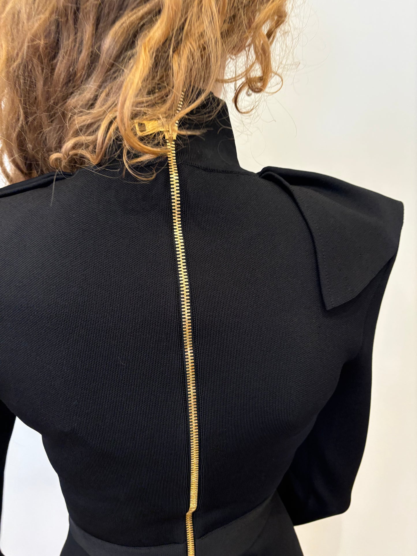 Balmain abito al ginocchio manica lunga e bottoni dorati . Nuovo