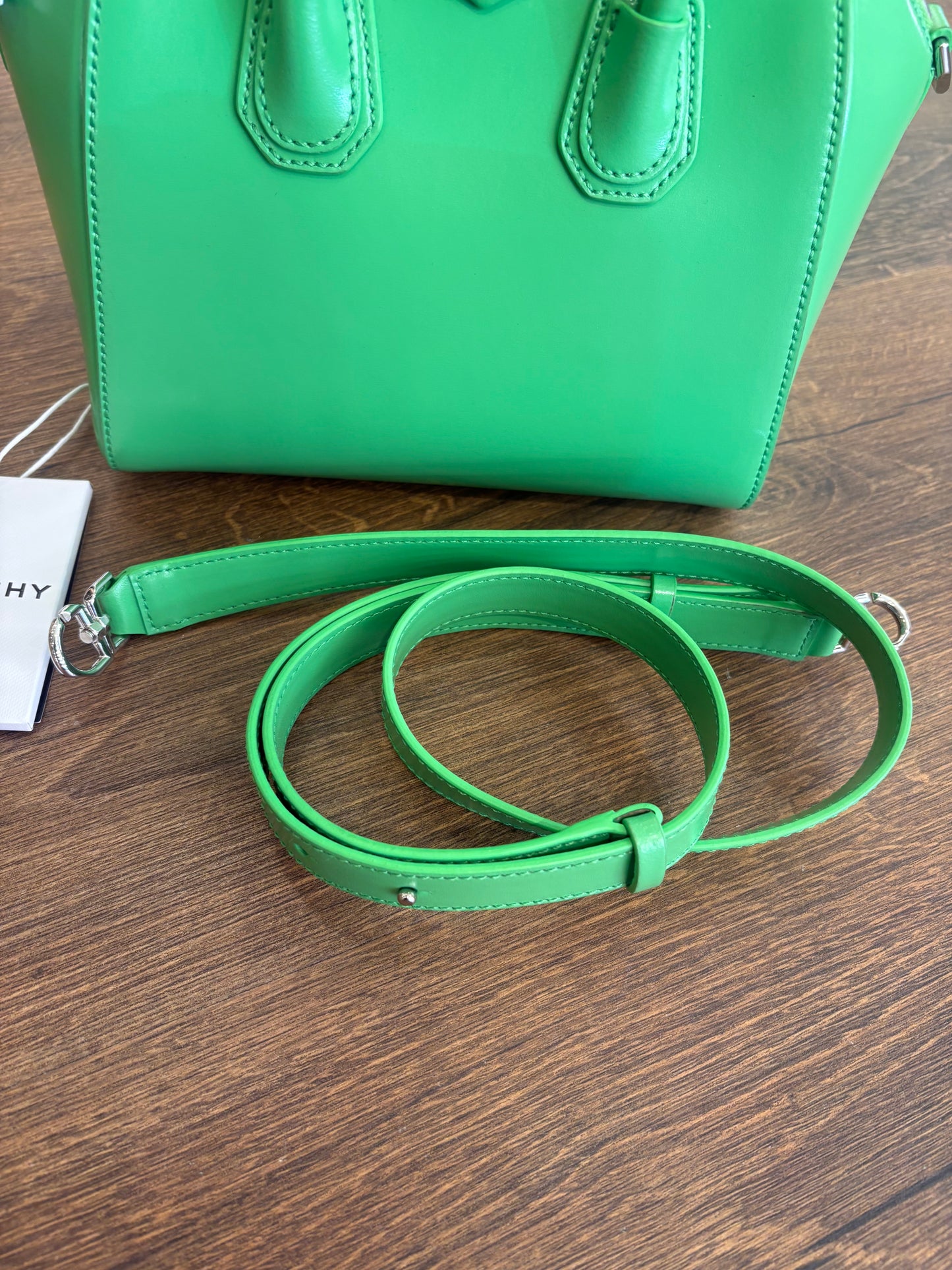 Bottega Veneta Mini Antigona in pelle verde assenzio. Nuova