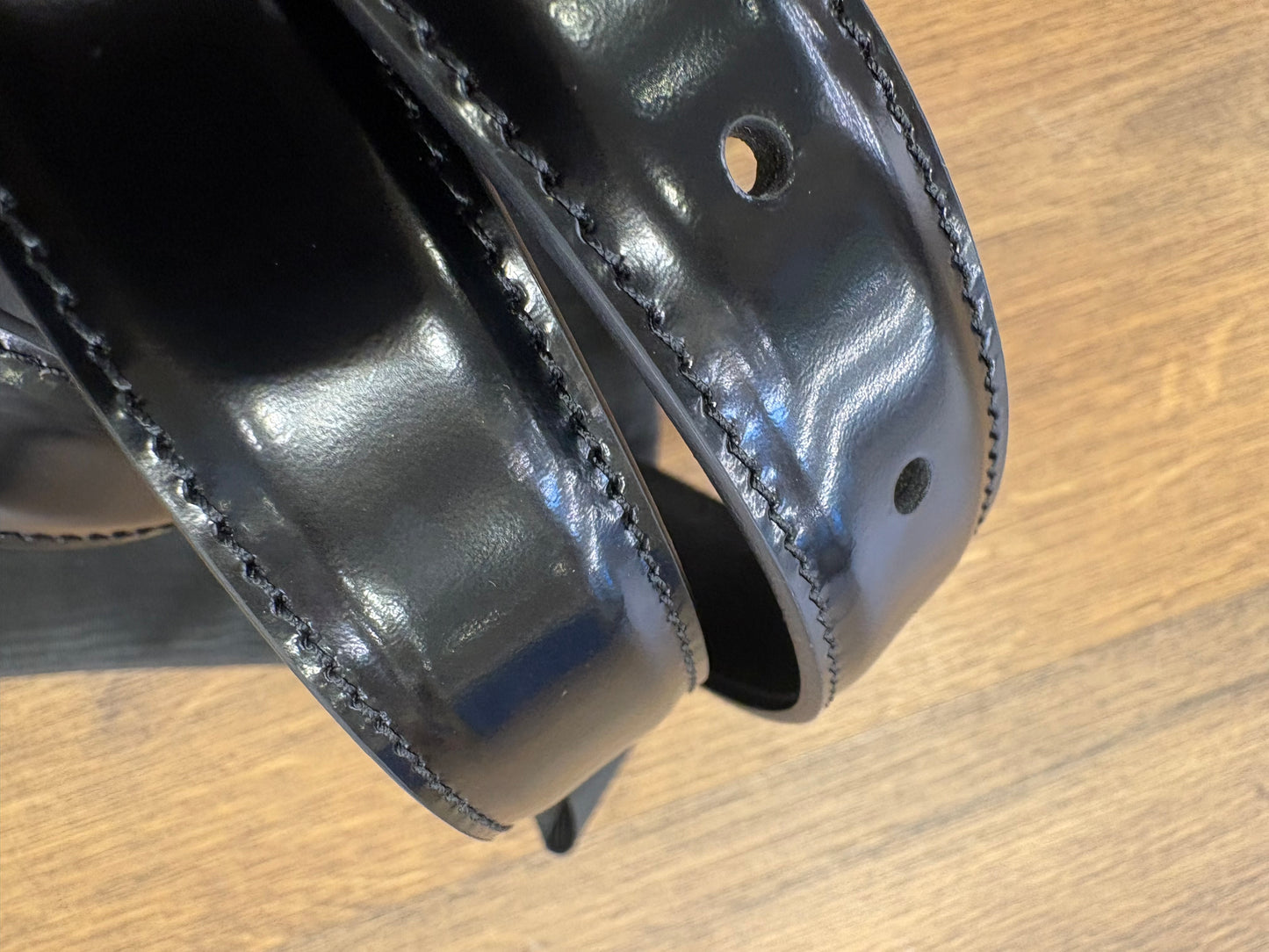 Celine Cintura Sottile in Pelle Verniciata Nera con Fibbia Oro