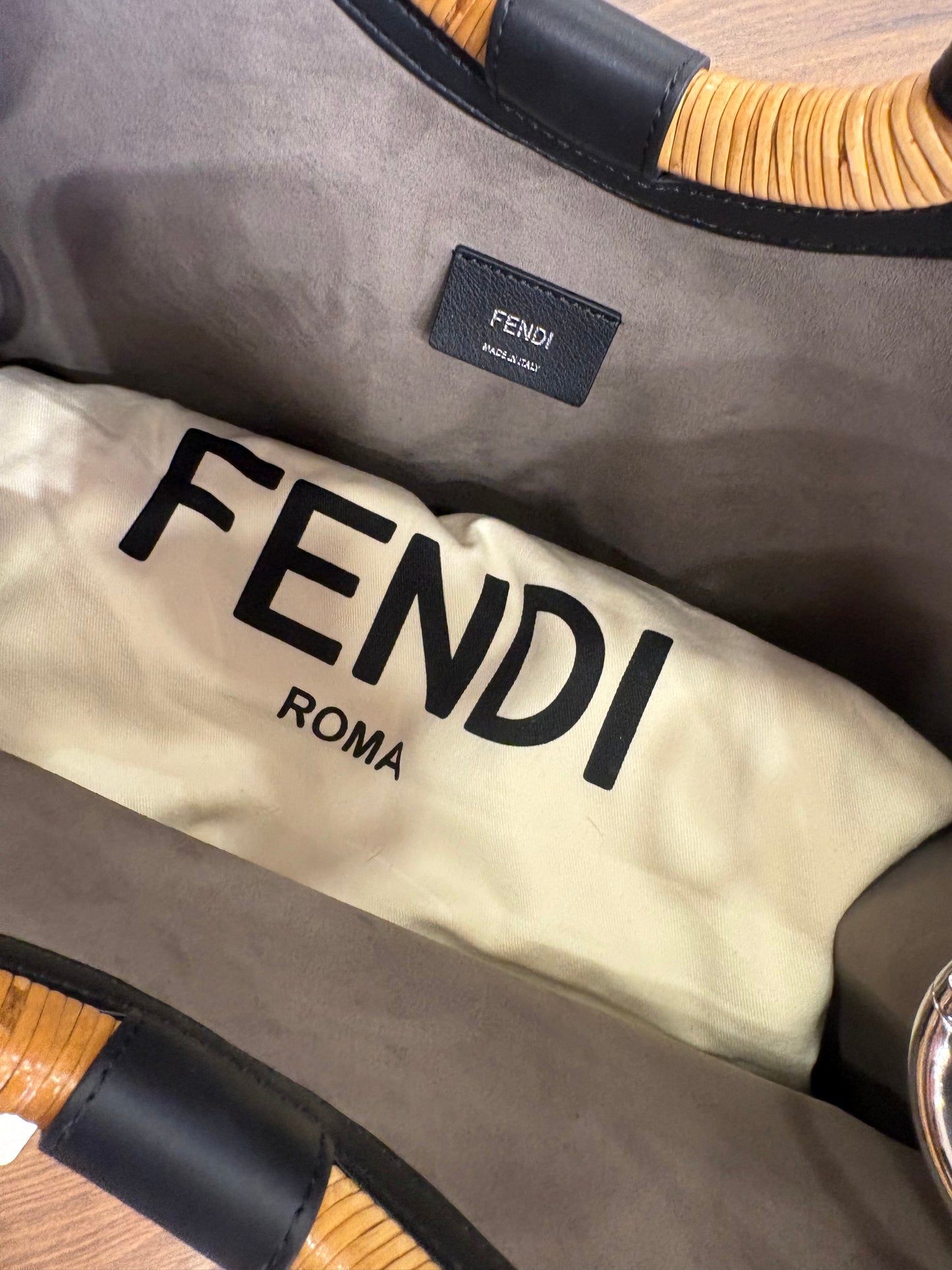 Fendi Runaway Shopper Grande in Pelle manici in rattan . Nuovo