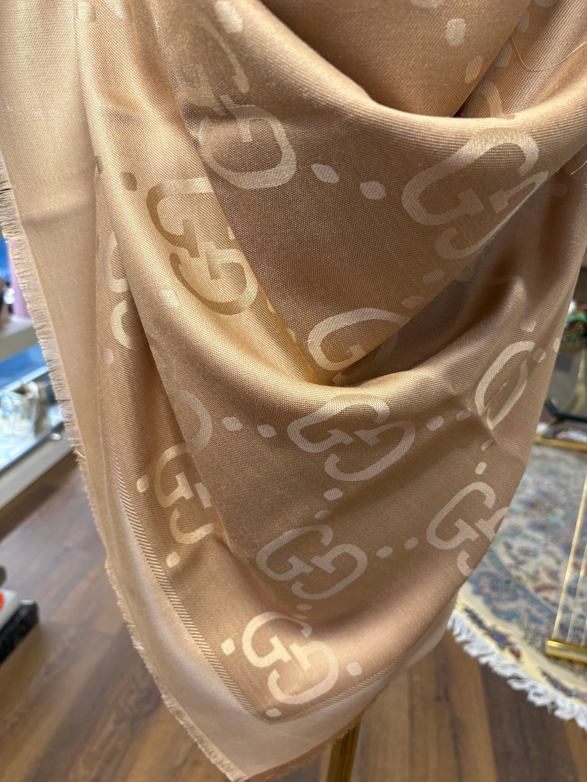 Gucci Scialle in lana e seta jacquard con motivo GG. Nuovo