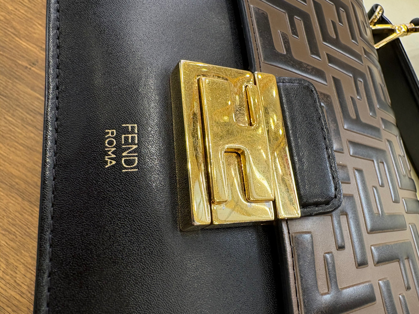 Fendi Kan U Medium in Vitello Liberty Bi-Color con Patta Goffrata FF