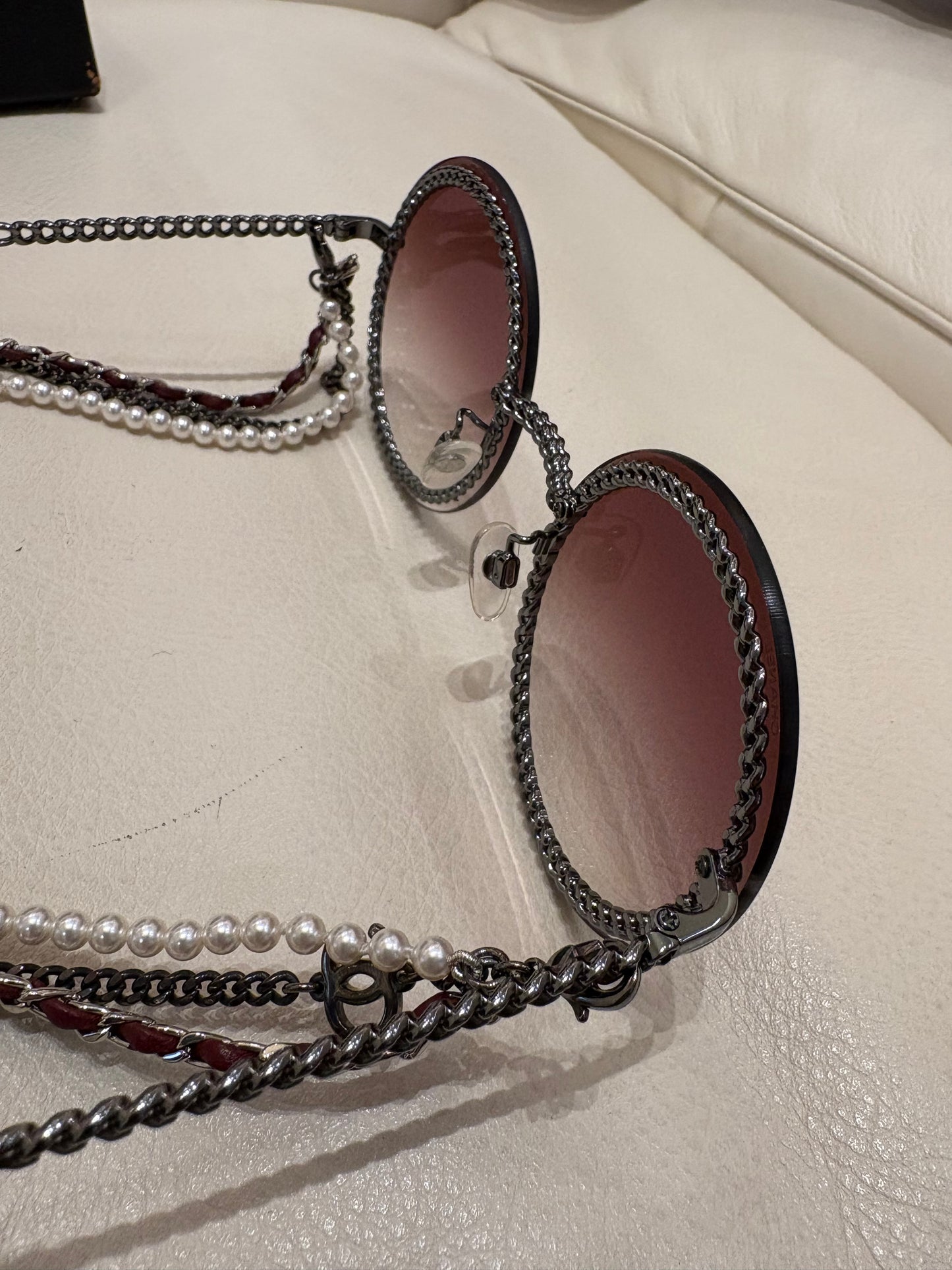 Chanel occhiali da sole round catene pelle e perle lenti rosa sfumate