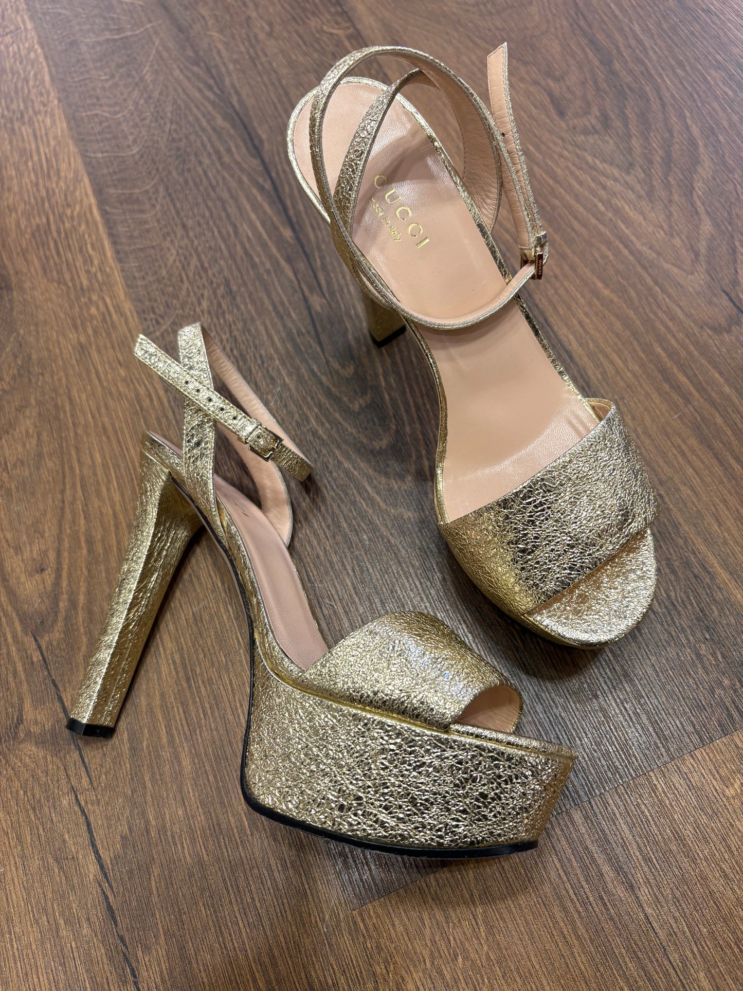 Gucci sandali in pelle oro 37