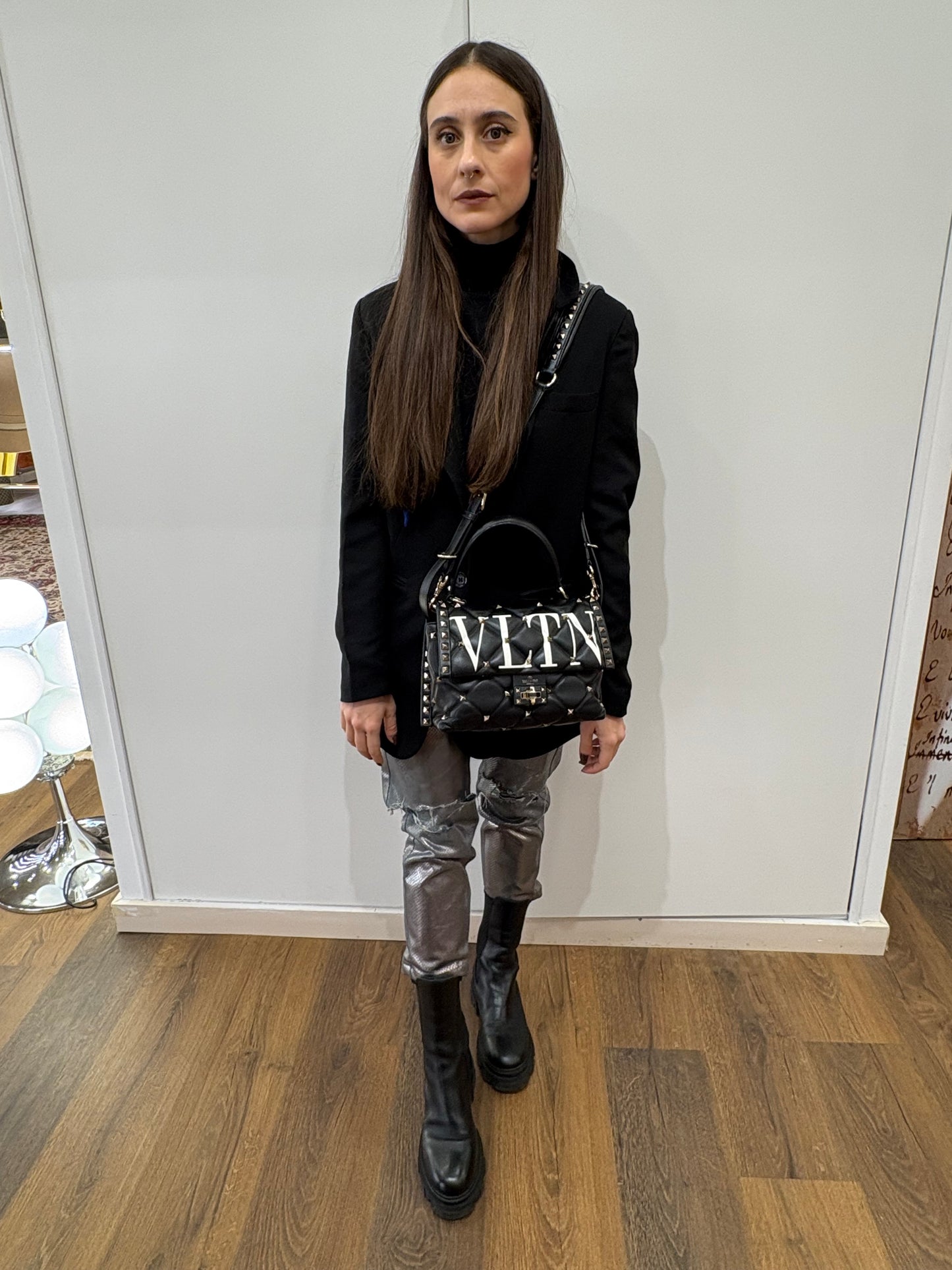 Valentino Garavani Candy Stud in pelle nera con logo VLTN