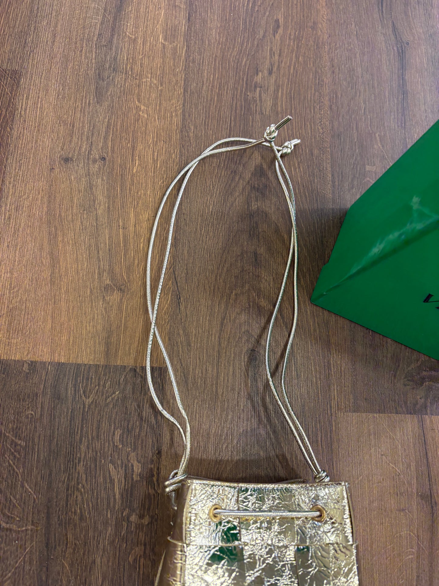 Bottega Veneta Borsa a Secchiello Cassette Small in Pelle Laminata Oro. Nuovo