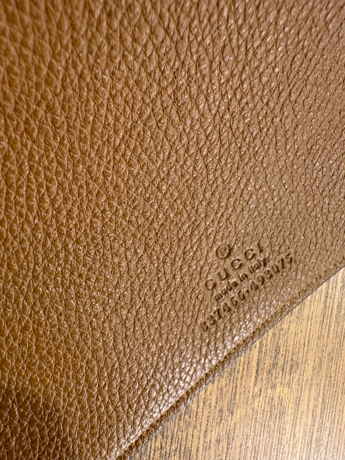 Gucci Softbit Borsa a Spalla Misura Media in Pelle Martellata Marrone Cammello