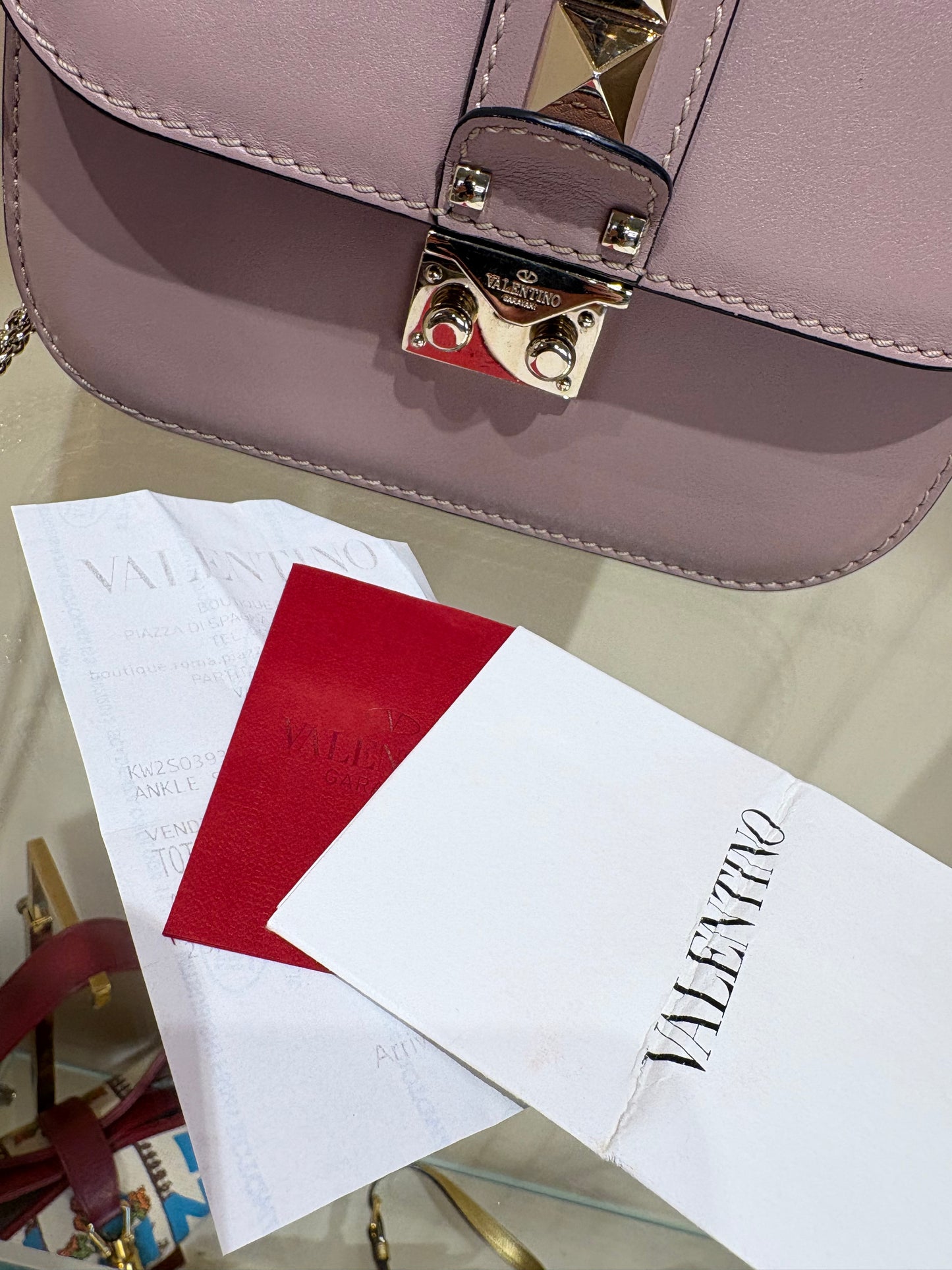 Valentino Garavani Borsa a tracolla  Glam Lock Medium in pelle rosa malva con borchie Rockstud