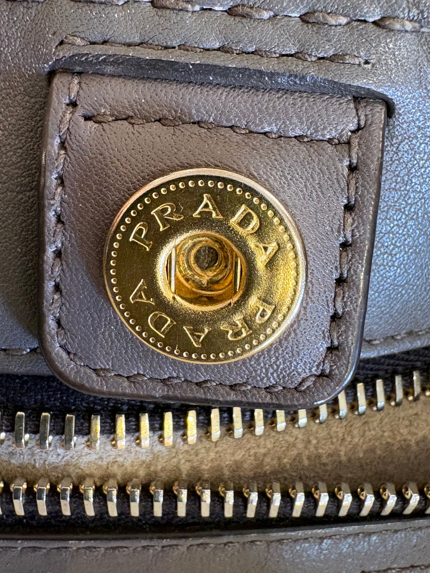 Prada   Borsa a Spalla Manici in Pelle Vitello Phenix Grigio Argilla