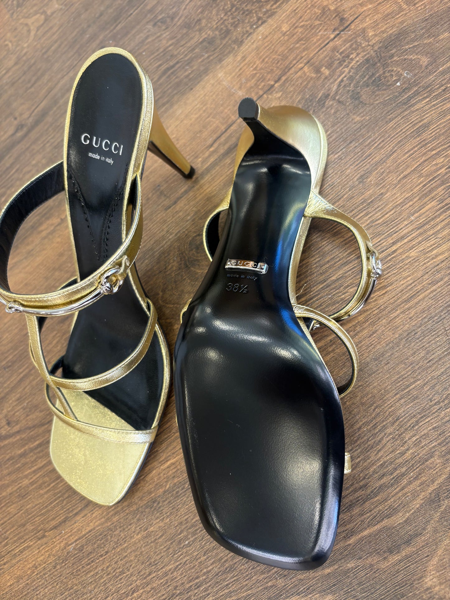 Gucci Sandali Sabot Slim Horsebit in Pelle Metallizzata Oro. Nuovo