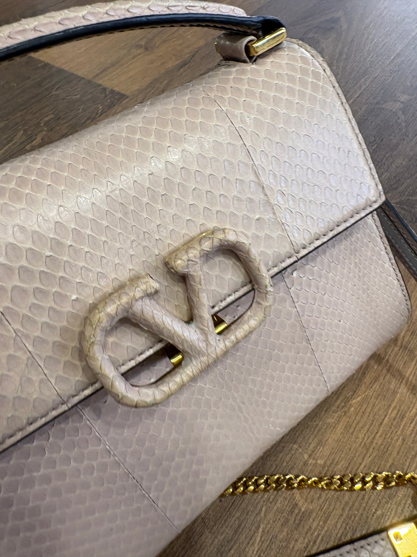 Valentino Garavani VSLING borsa small in pitone rosa chiaro