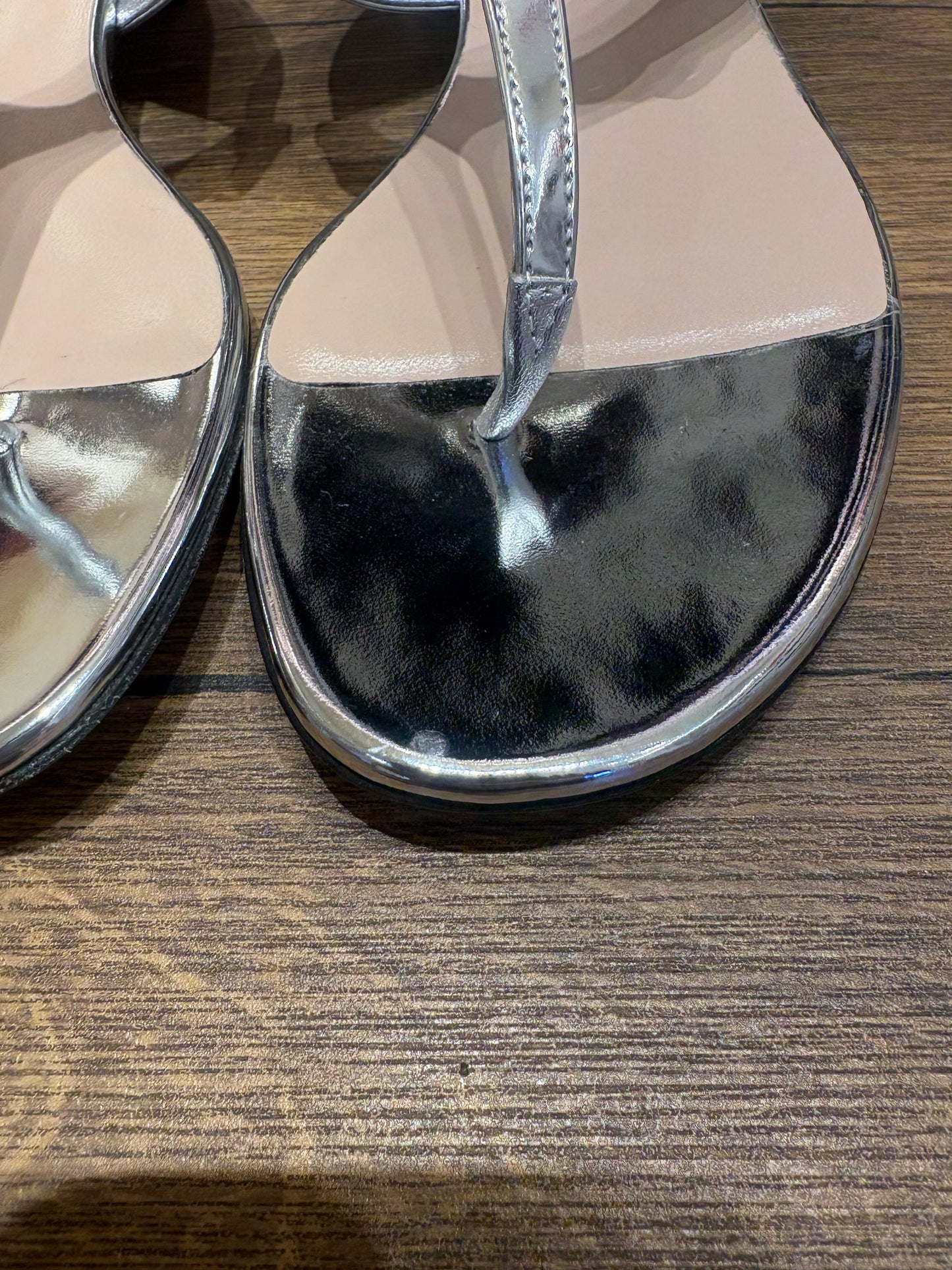 Sandali Infradito Gucci Horsebit  in Pelle Laminata Argento 39. Nuovo