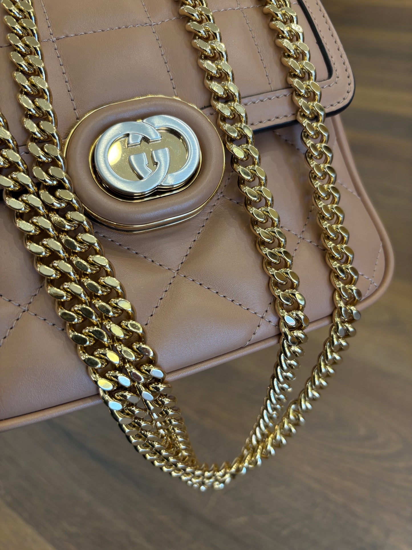 Borsa a Spalla Mini Gucci Deco in Pelle Matelassé Rose Beige