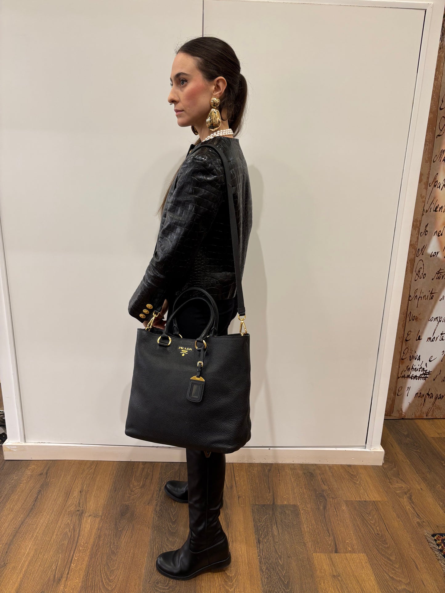 Prada borsa tote in pelle nera martellata