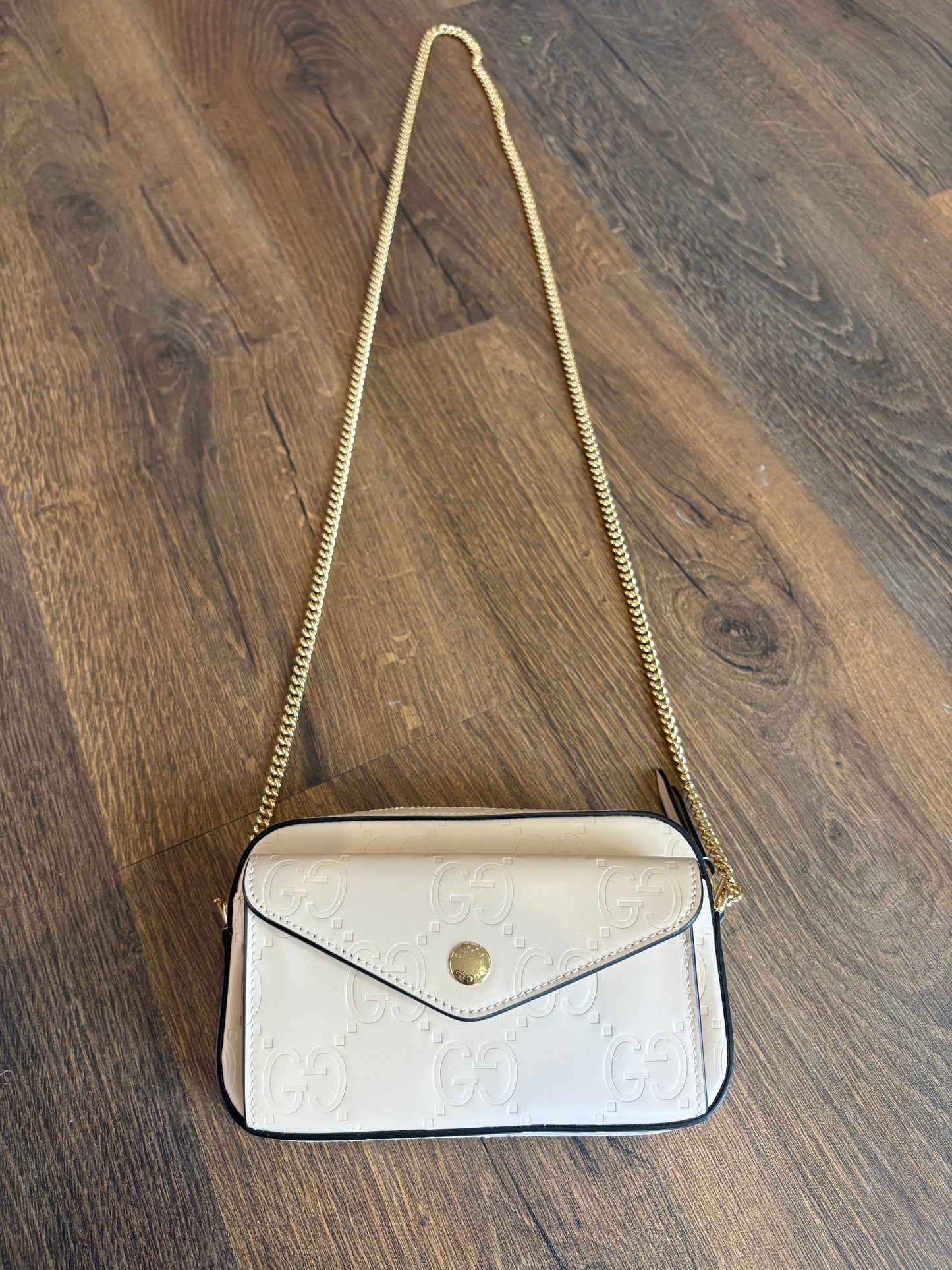 Borsa Mini Gucci Gilbert in Pelle Monogram GG Goffrata con Tracolla a Catena. Nuovo