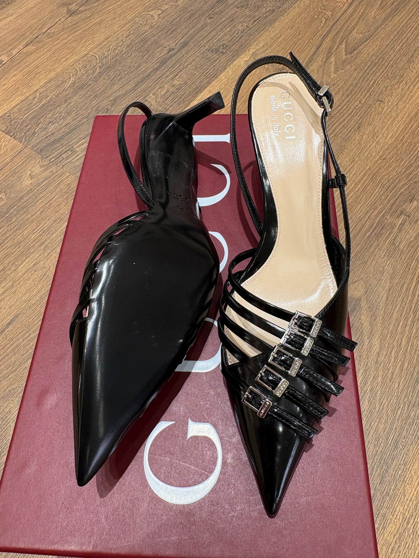 Gucci Décolleté Slingback Gucci Seraphine in Vernice con Fibbie. Nuovo
