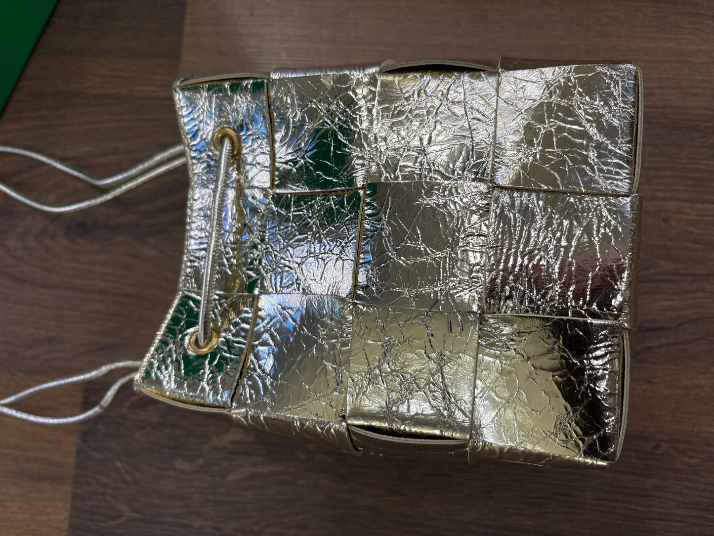 Bottega Veneta Borsa a Secchiello Cassette Small in Pelle Laminata Oro. Nuovo