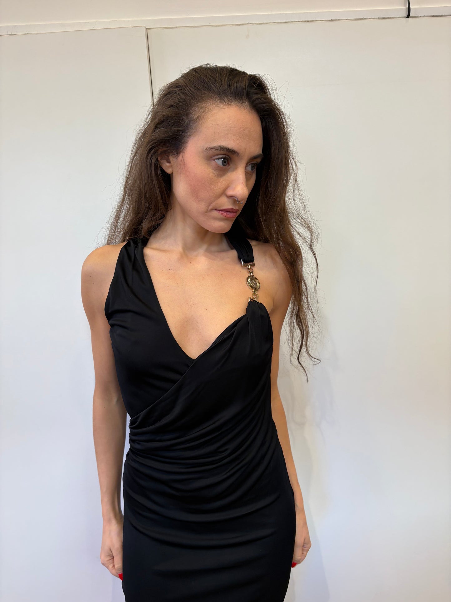 Versace tubino scollatura asimmetrica con medusa gold