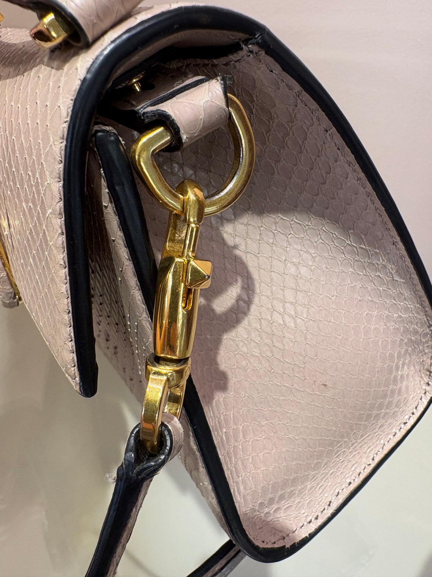 Valentino Garavani VSLING borsa small in pitone rosa chiaro