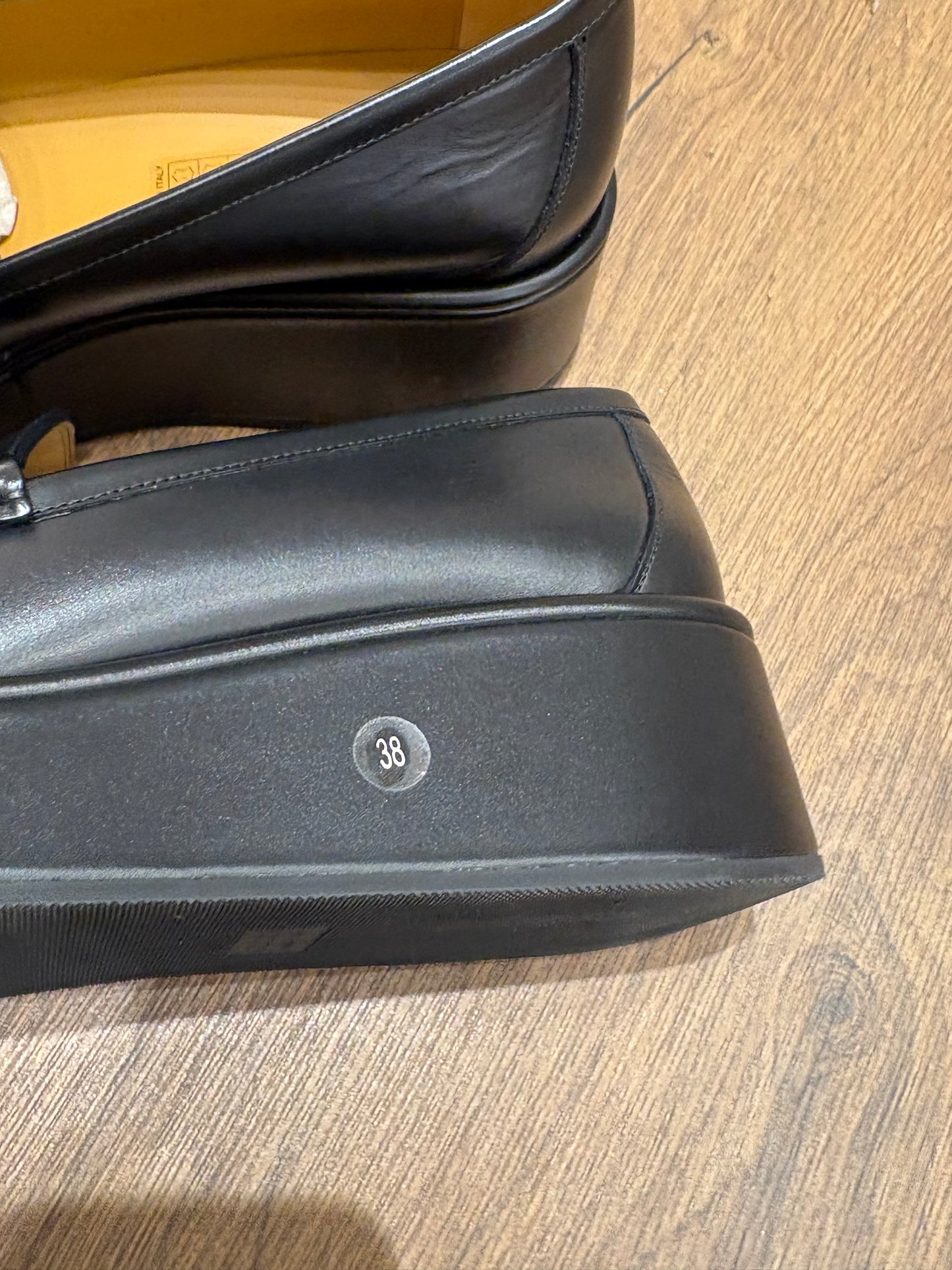Gucci mocassini in pelle con morsetto . Nuovi