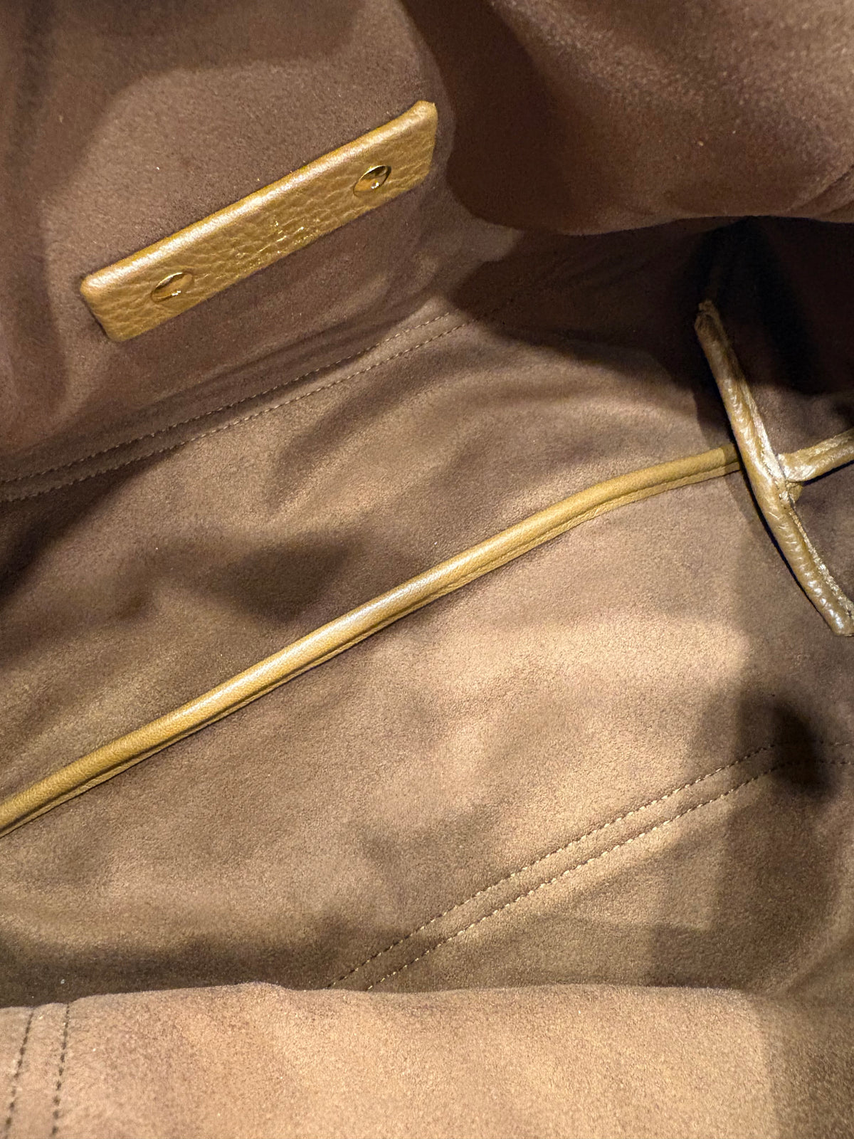 Gucci Softbit Borsa a Spalla Misura Media in Pelle Martellata Marrone Cammello