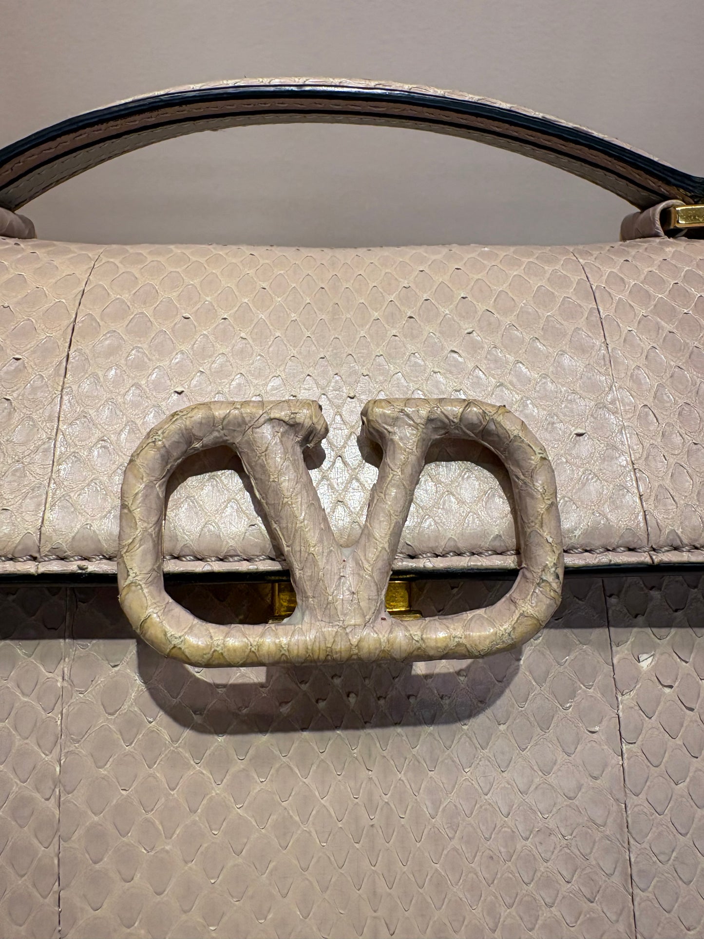Valentino Garavani VSLING borsa small in pitone rosa chiaro