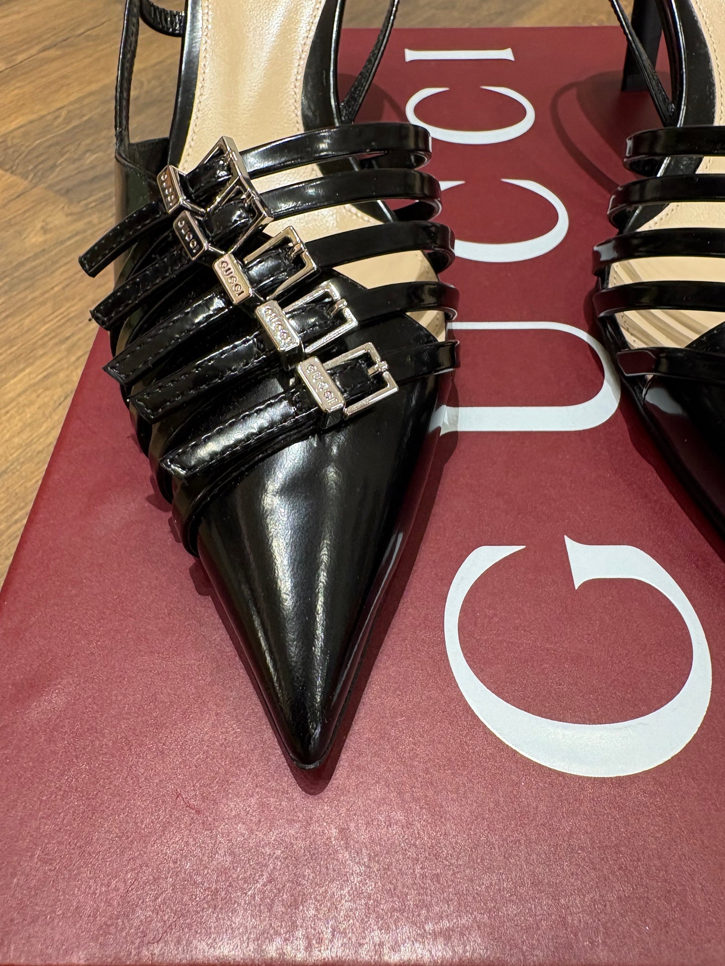 Gucci Décolleté Slingback Gucci Seraphine in Vernice con Fibbie. Nuovo