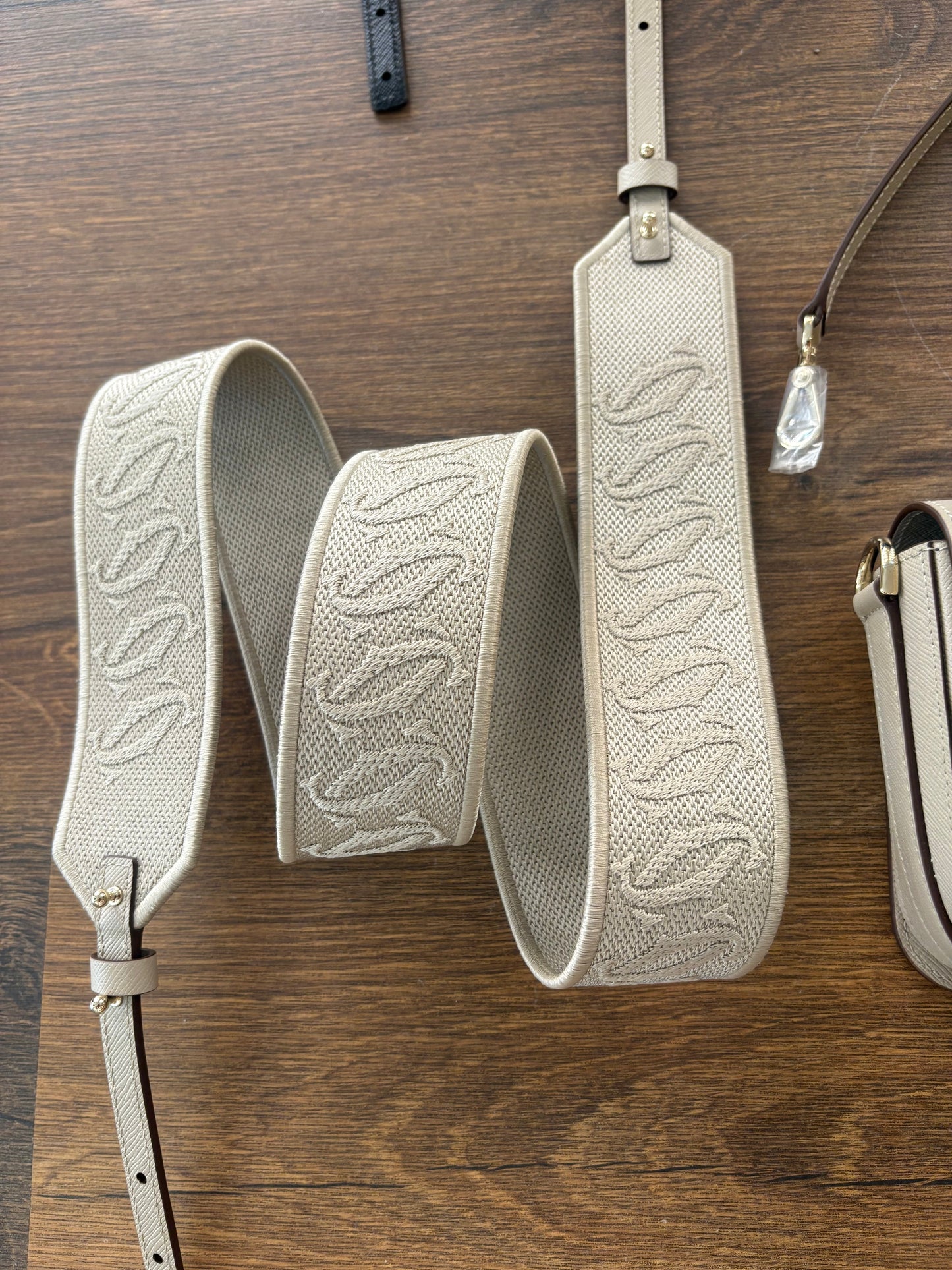Borsa C de Cartier East-West in Pelle Beige con Doppia Tracolla. Nuovo