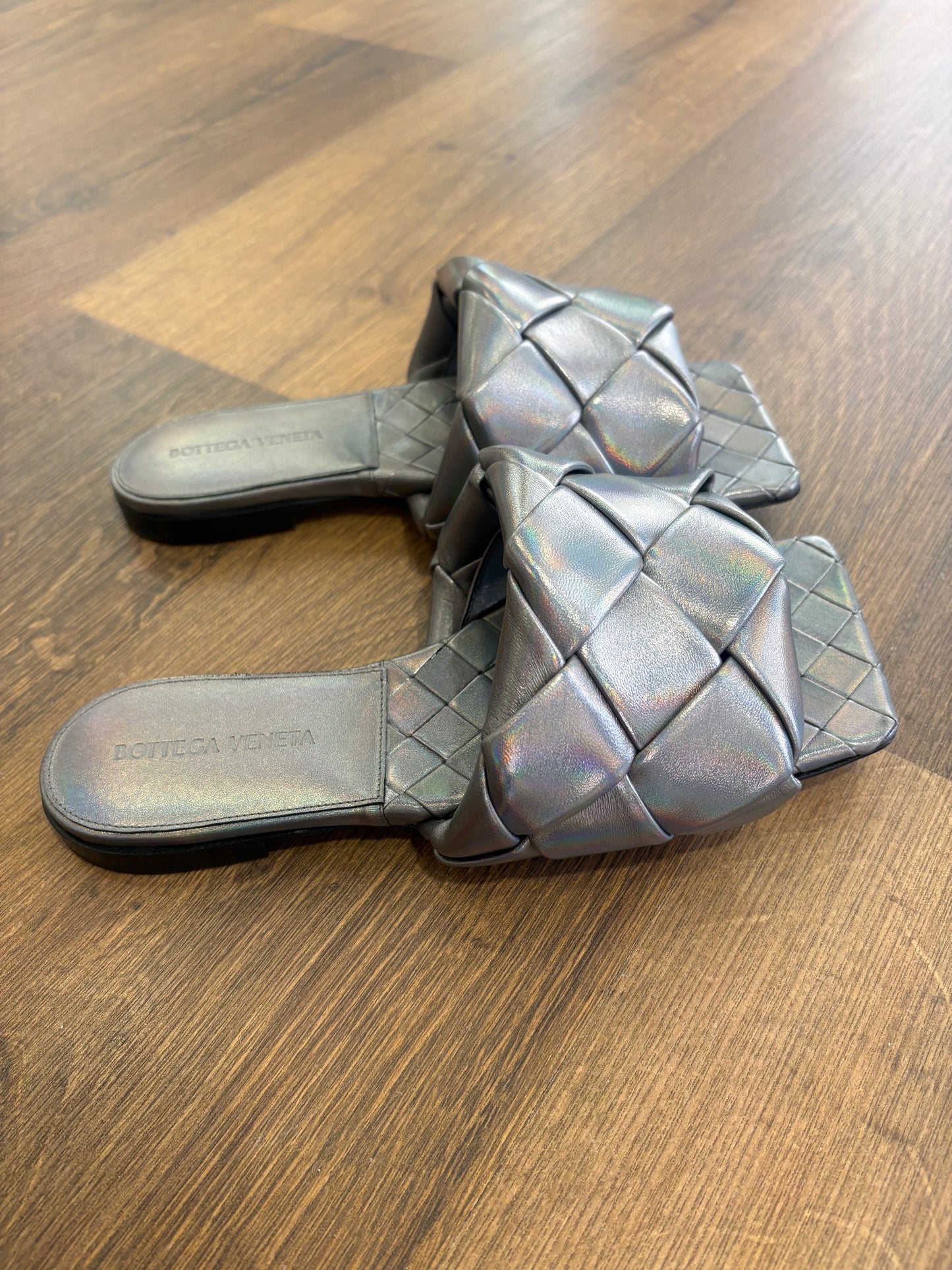 Bottega Veneta Sandali Flat Lido in Pelle Intrecciata Oyster Metallic 36. Nuovo