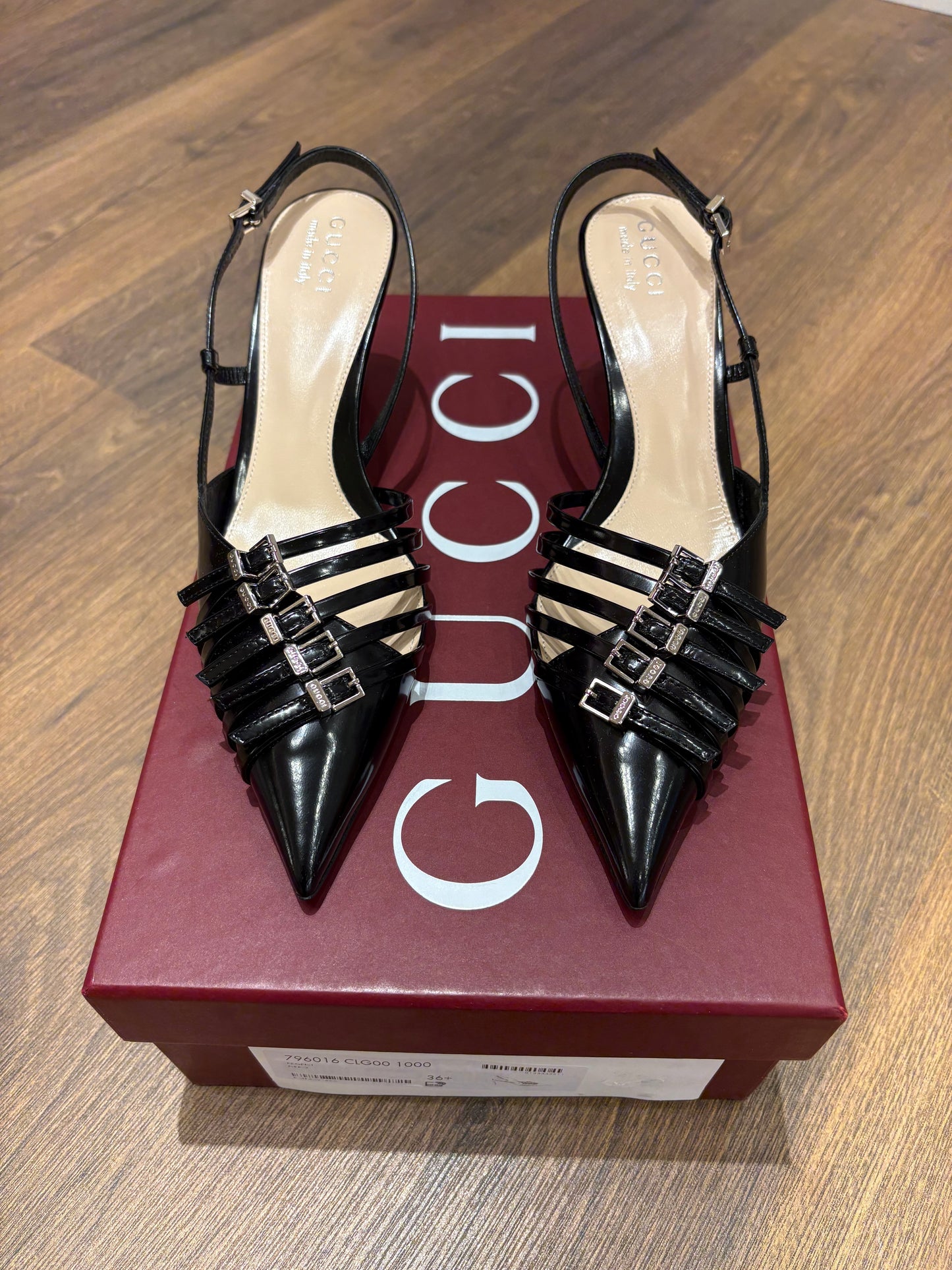Gucci Décolleté Slingback Gucci Seraphine in Vernice con Fibbie. Nuovo