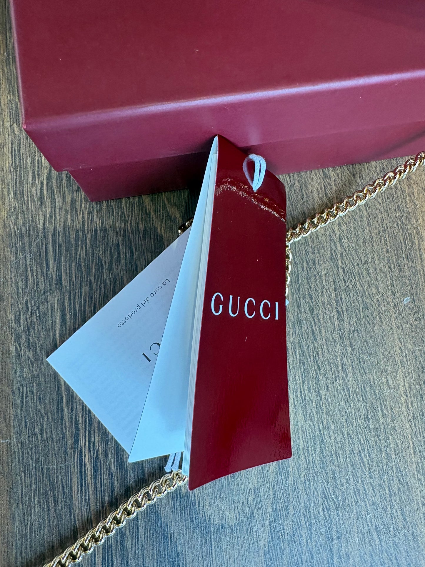 Borsa Mini Gucci Gilbert in Pelle Monogram GG Goffrata con Tracolla a Catena. Nuovo