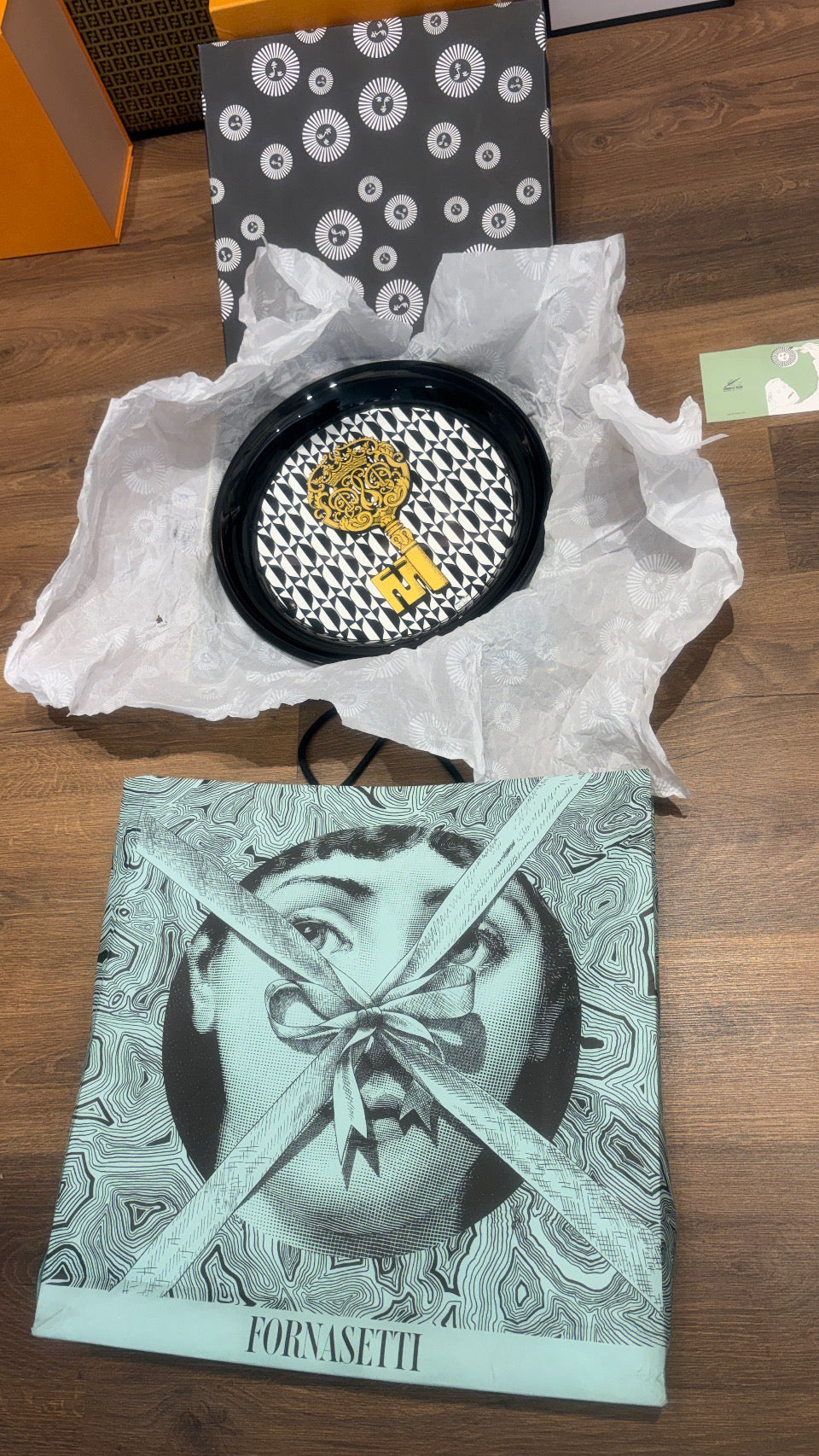 Fornasetti Vassoio Rotondo "Chiavi e Losanghe". Nuovo