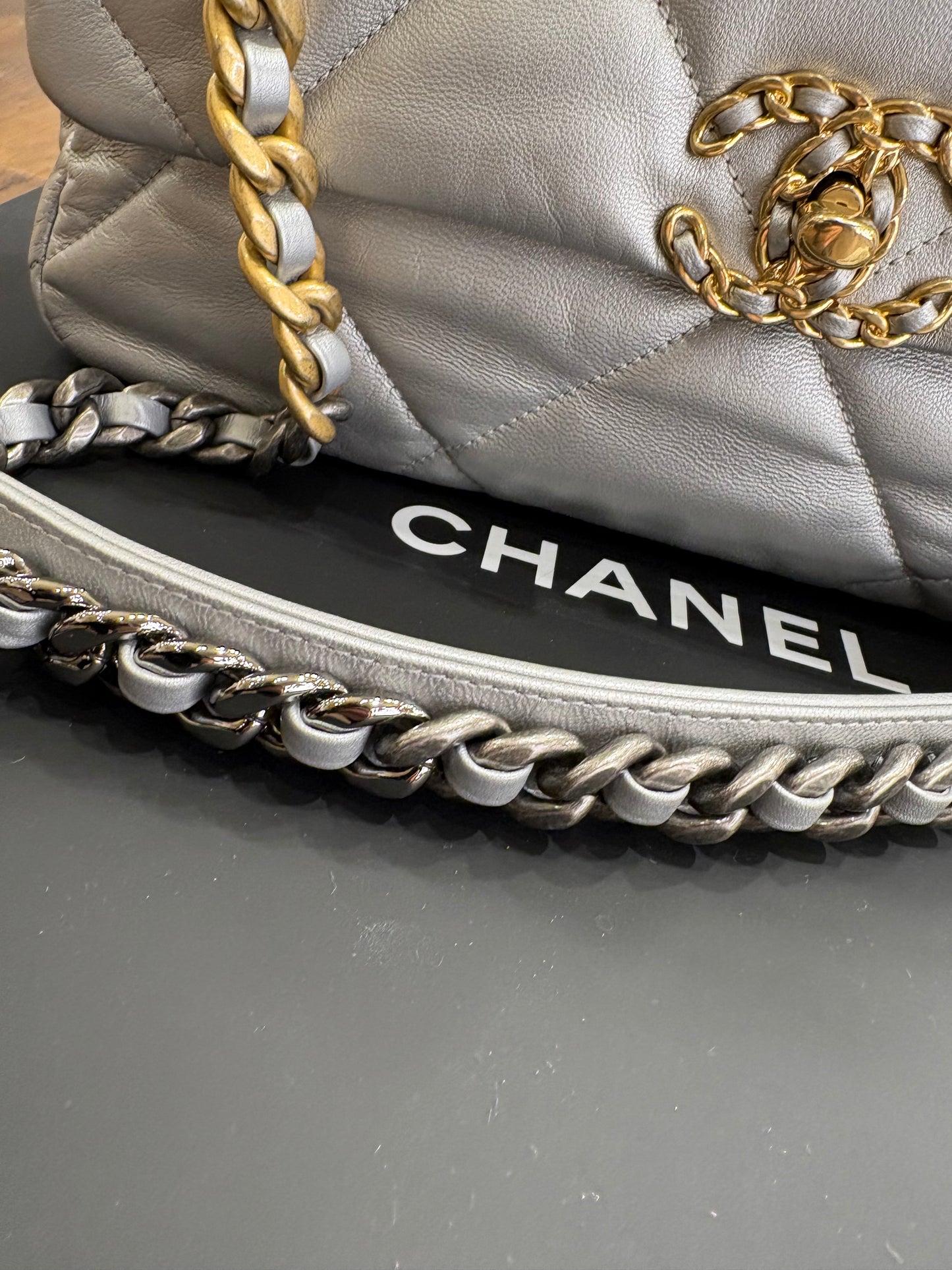 Chanel C19  media in pelle argento hw silver / gold