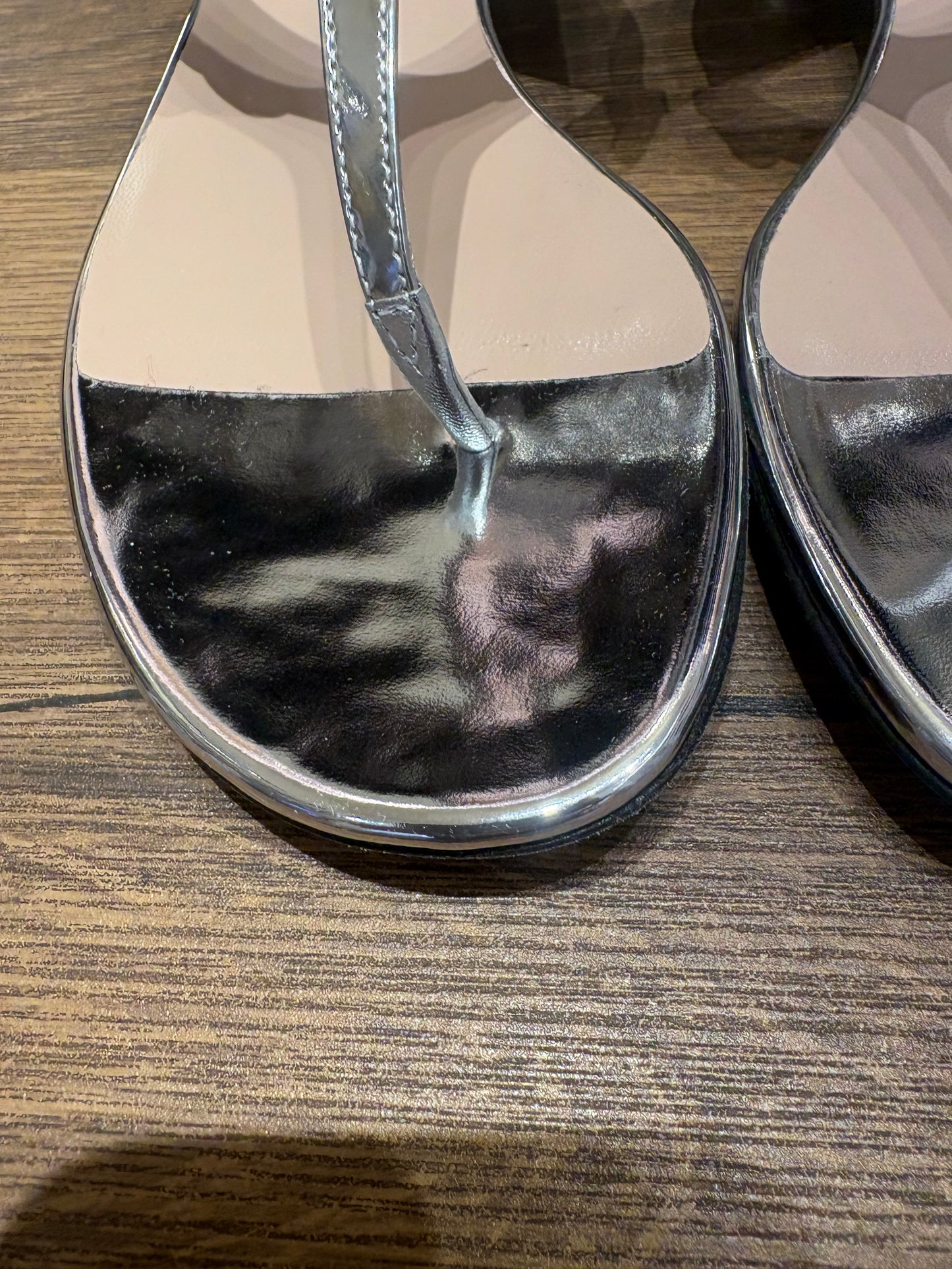 Sandali Infradito Gucci Horsebit  in Pelle Laminata Argento 39. Nuovo